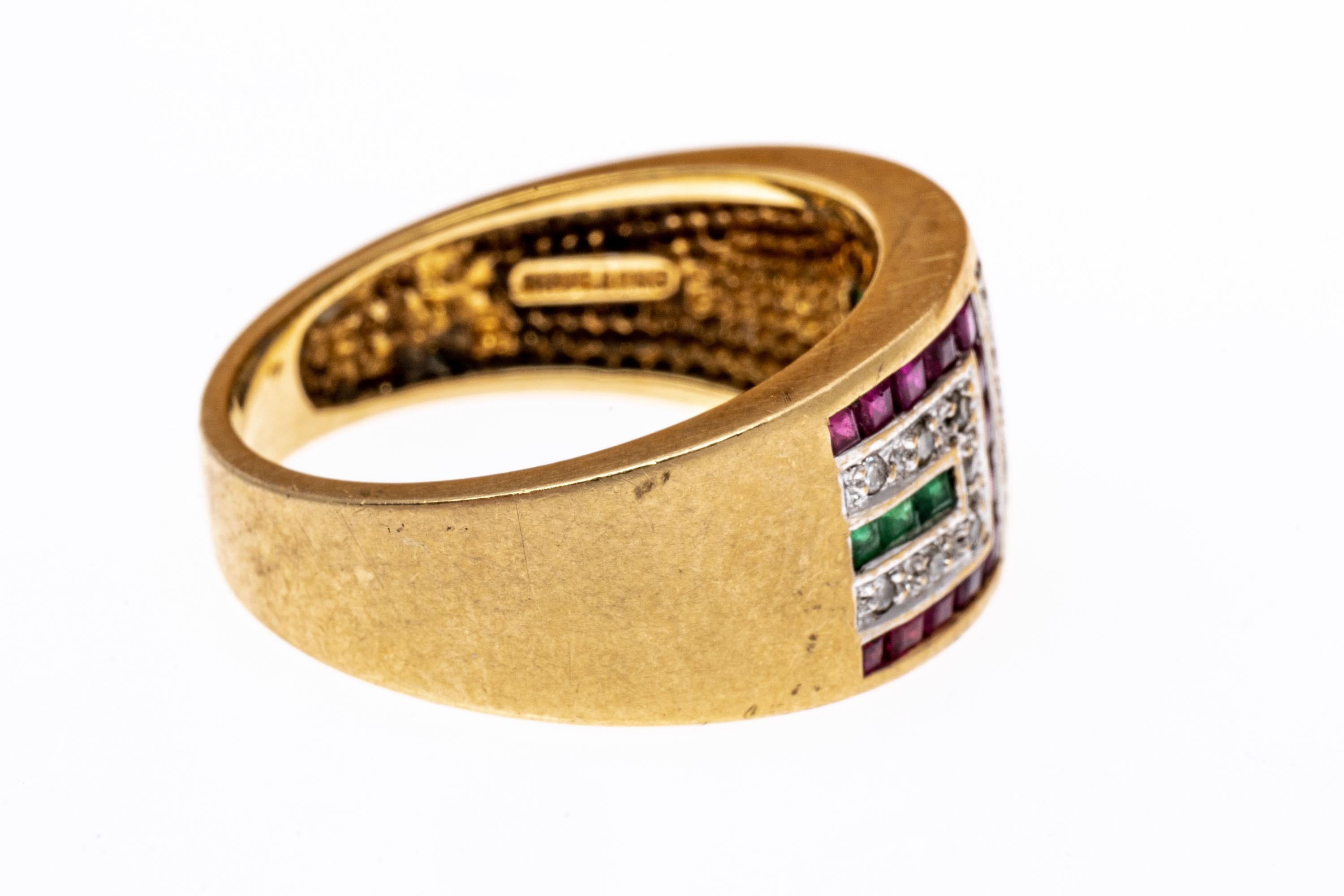 Contemporain Bague large style déco en or jaune 14 carats avec rubis, saphirs, émeraudes et diamants en vente