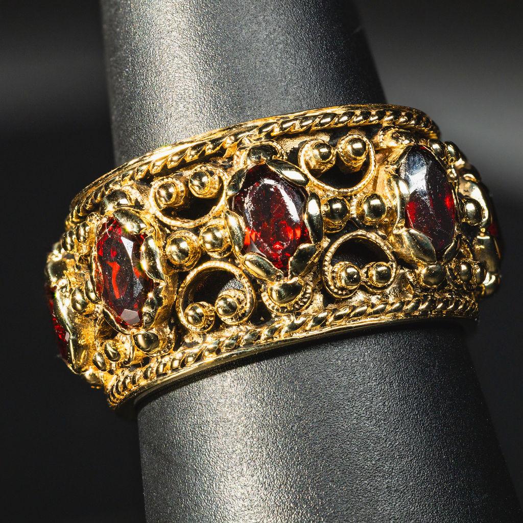 Taglio ovale Fascia/anello largo con granato in oro giallo 14k in vendita