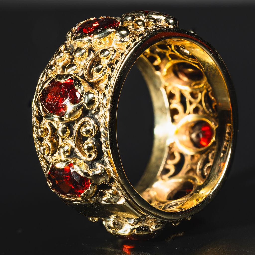 Fascia/anello largo con granato in oro giallo 14k In condizioni buone in vendita a Bernardsville, NJ