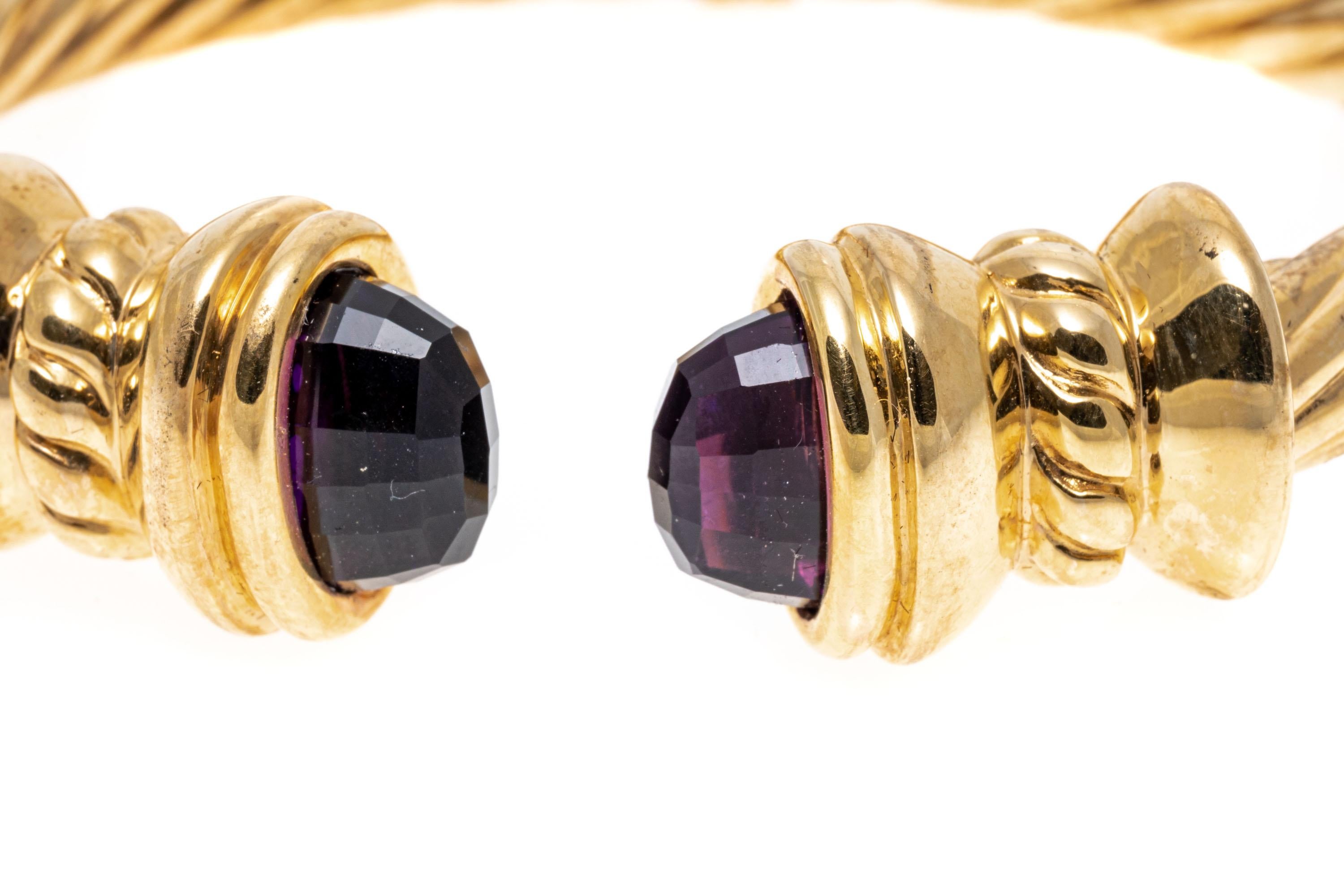 Breites geripptes Manschettenarmband aus 18 Karat Gelbgold mit Scharnier und facettierten Amethysten an den Enden (Zeitgenössisch)