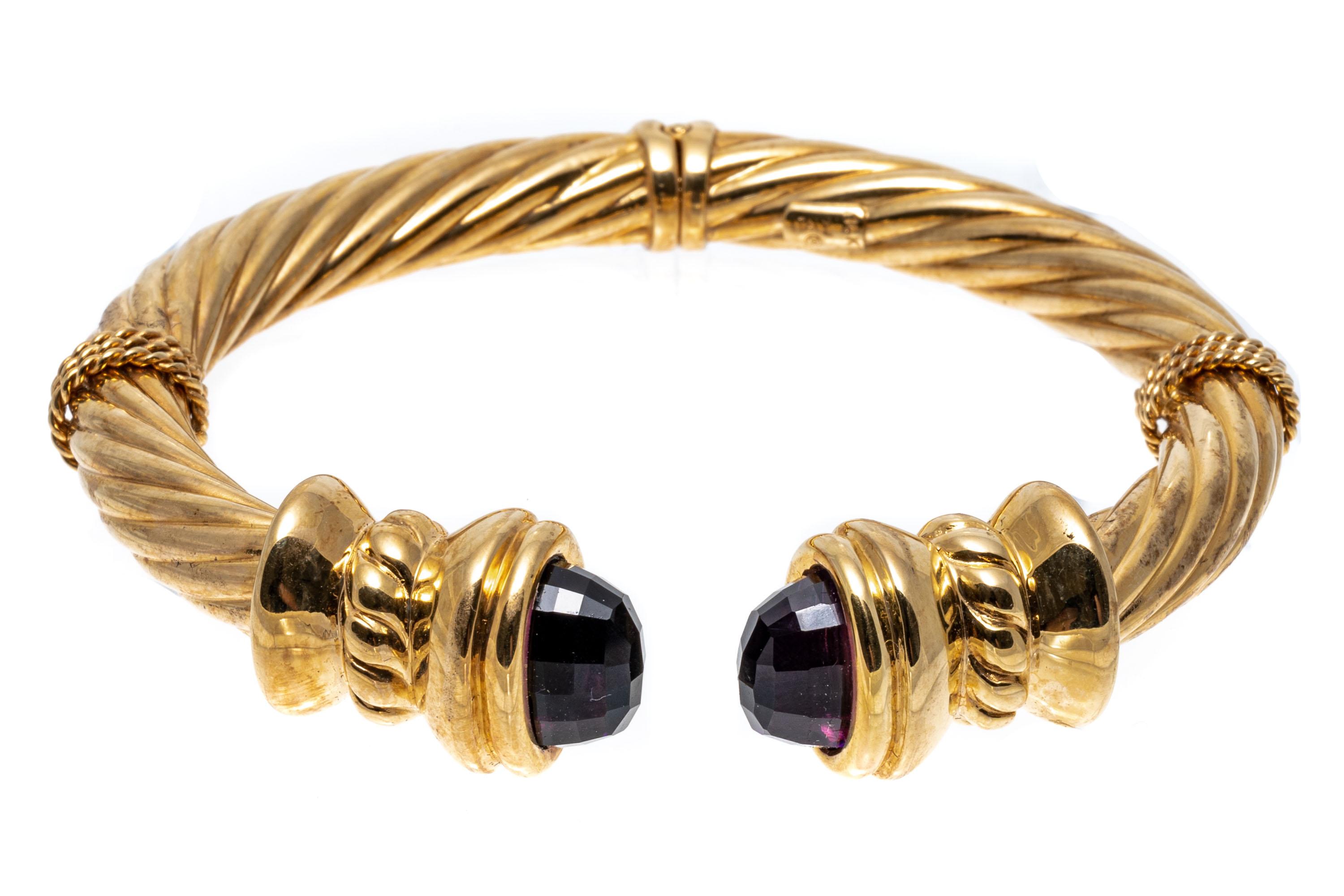 Breites geripptes Manschettenarmband aus 18 Karat Gelbgold mit Scharnier und facettierten Amethysten an den Enden (Gemischter Schliff)