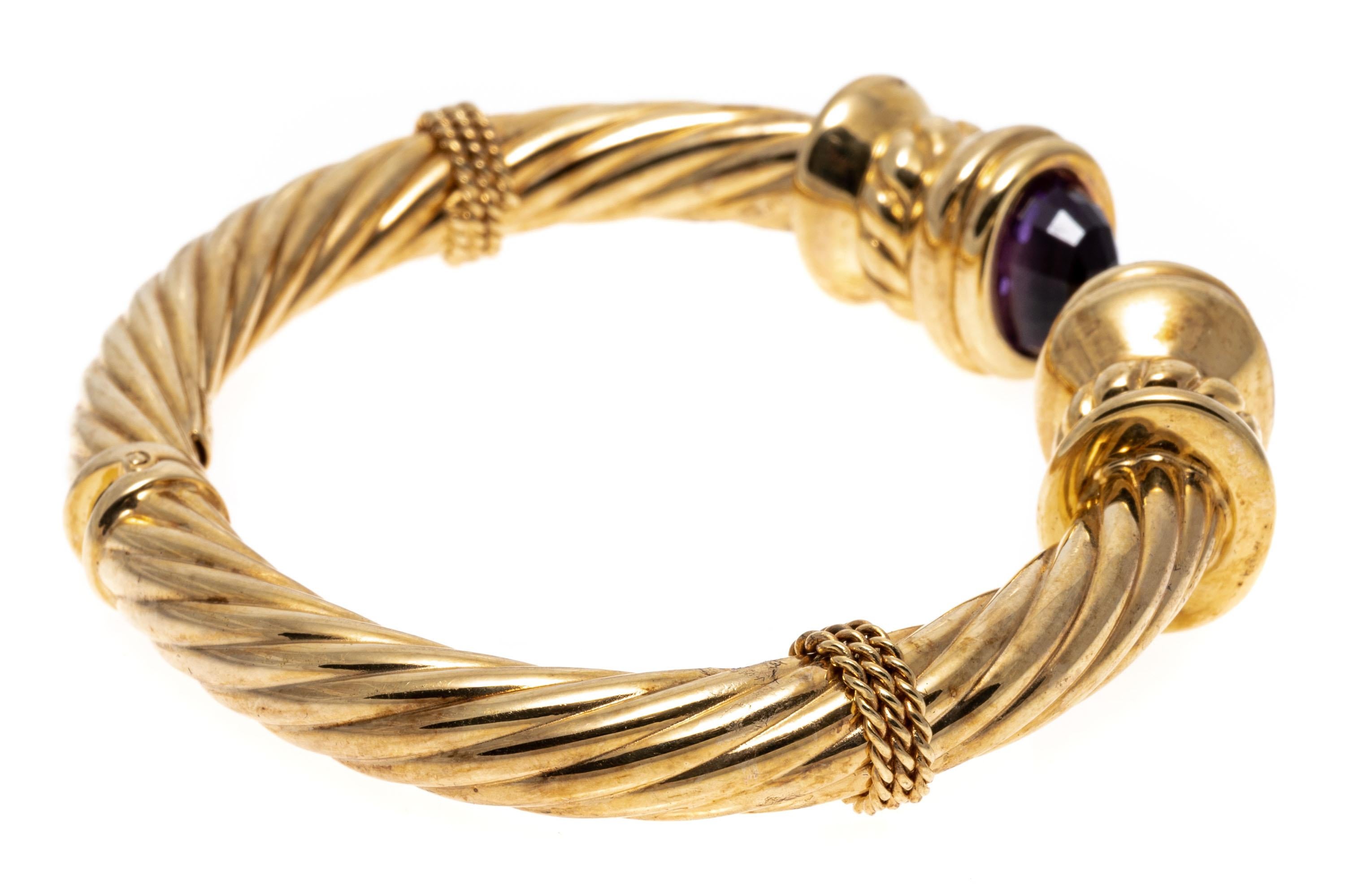 Breites geripptes Manschettenarmband aus 18 Karat Gelbgold mit Scharnier und facettierten Amethysten an den Enden im Zustand „Gut“ in Fairfield, CT