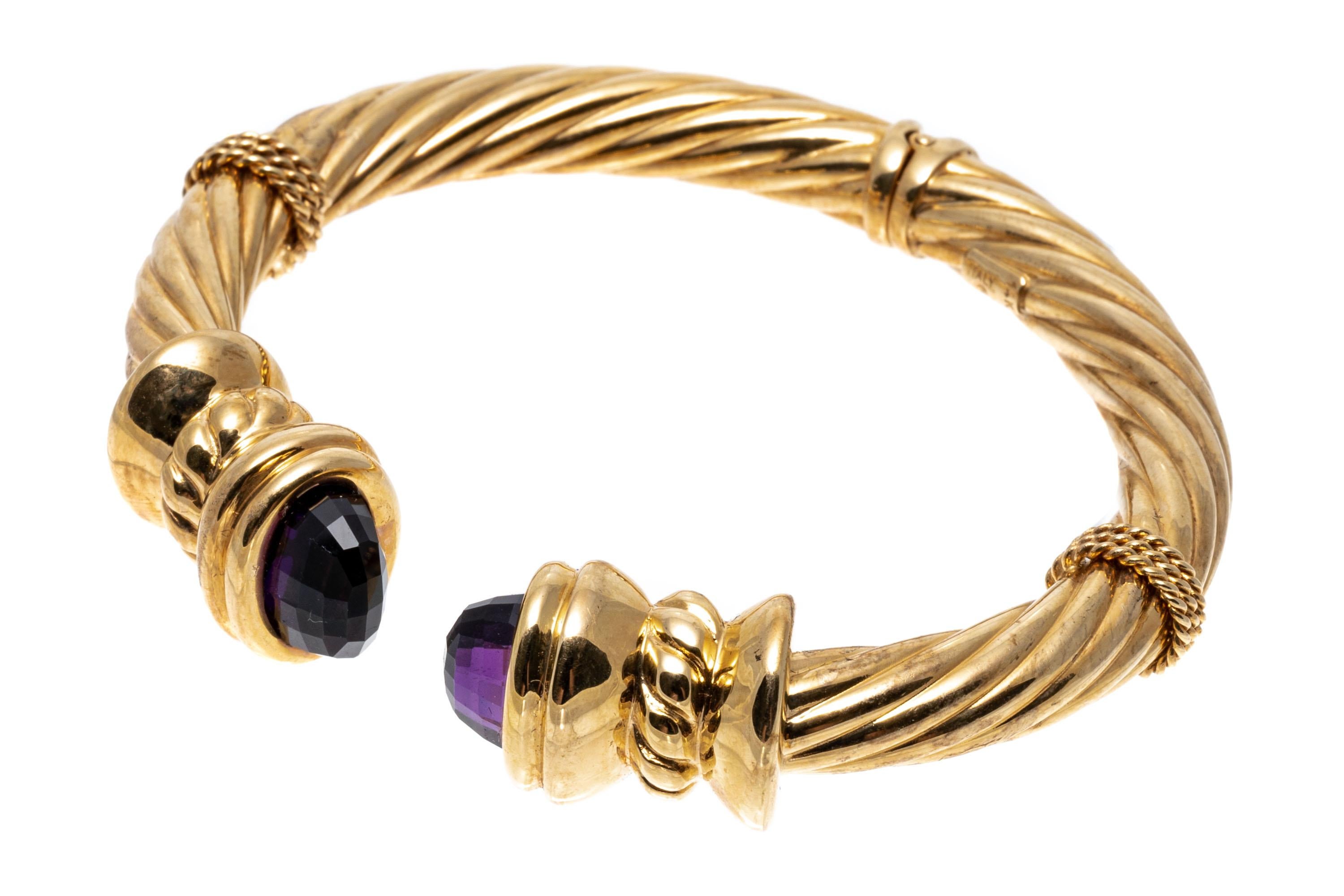 Breites geripptes Manschettenarmband aus 18 Karat Gelbgold mit Scharnier und facettierten Amethysten an den Enden 2