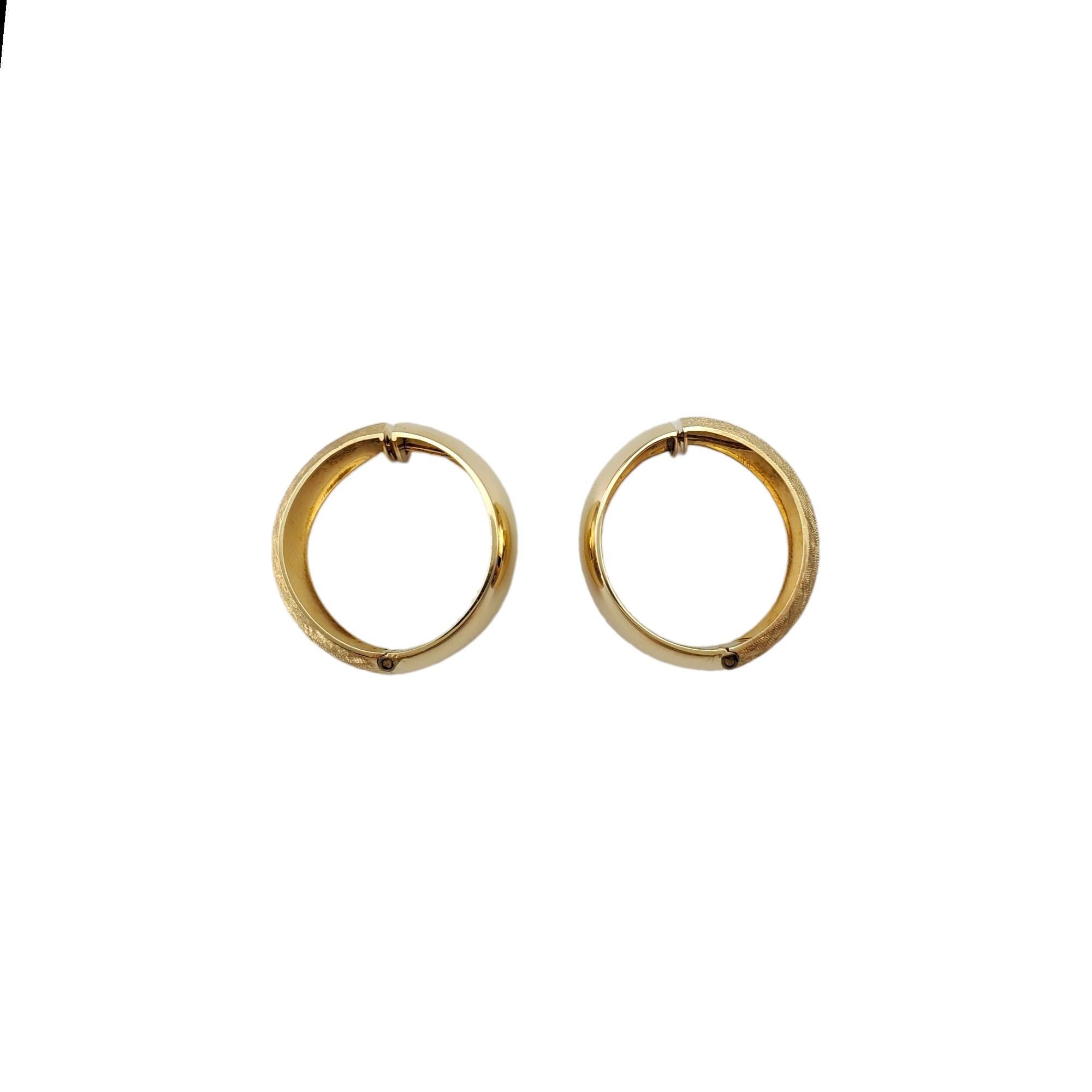 14K Yellow Gold Wide Textured Reversible Hoop Earrings  -

These simple hoops feature a unique design that are perfect for your collection. 

One size is textured and high polished, the other side is high polished.

Size:  25.7mm X 9.8mm X 2.5