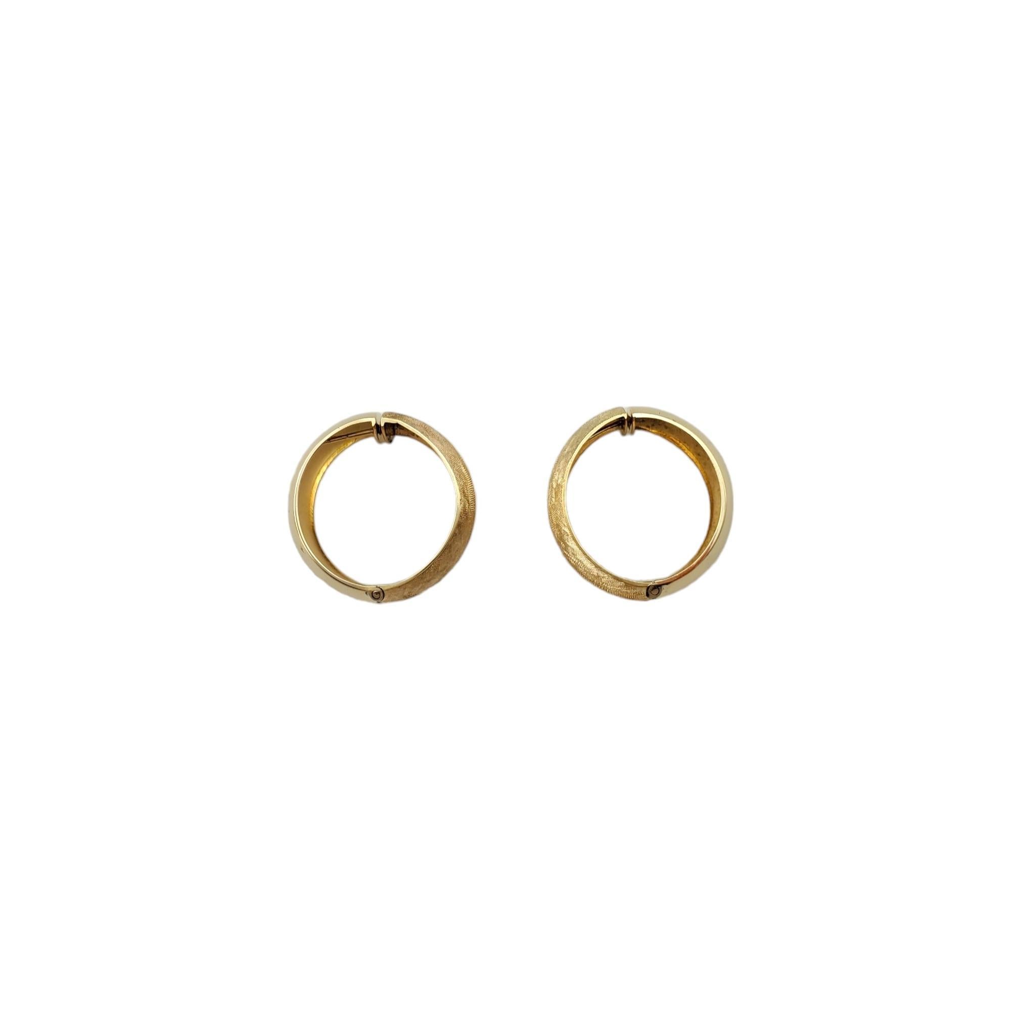 14K Yellow Gold Wide Textured Reversible Hoop Earrings #17285 In Good Condition For Sale In Washington Depot, CT