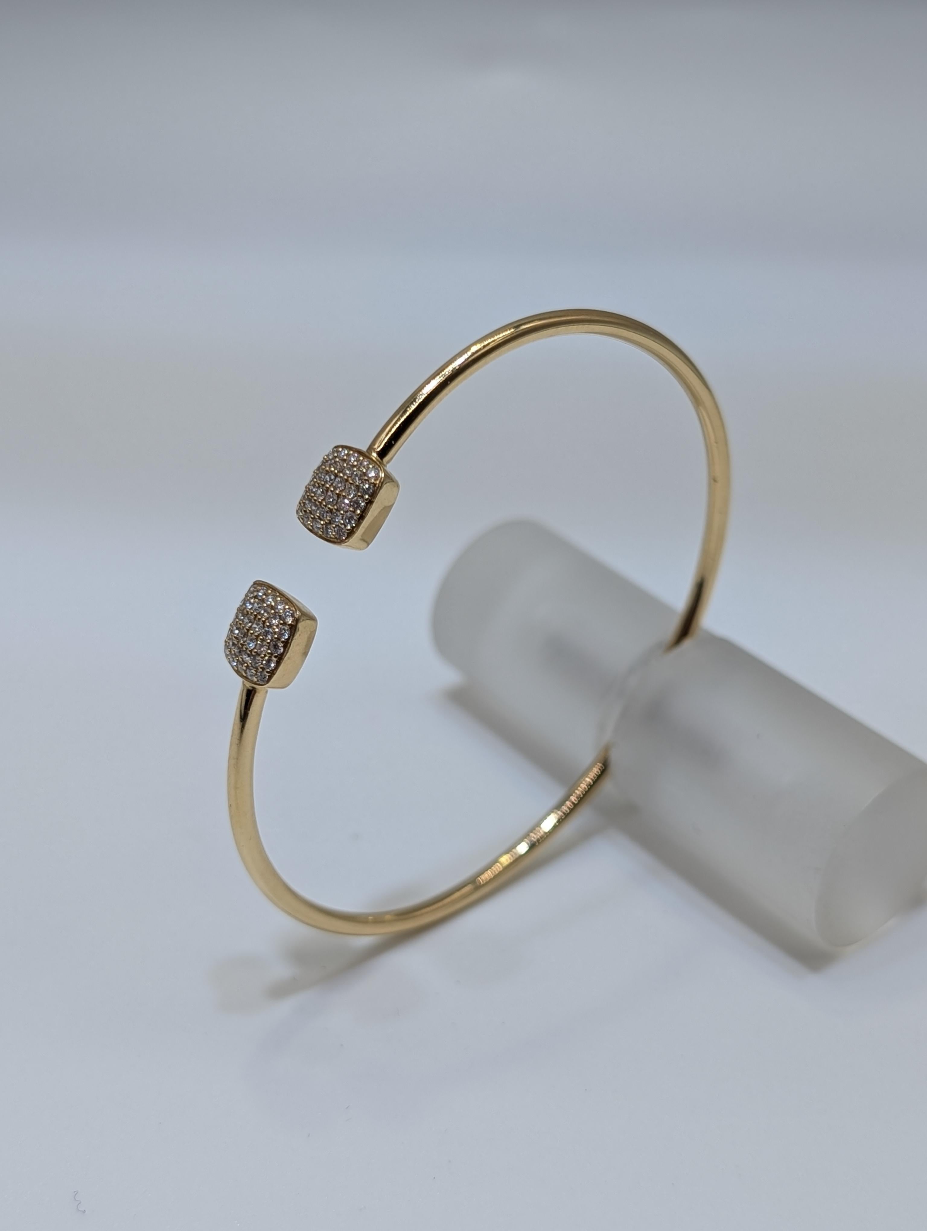 Quadratisches 14 Karat Gelbgold Draht-Armband mit Diamanten im Rundschliff im Zustand „Neu“ im Angebot in New York, US