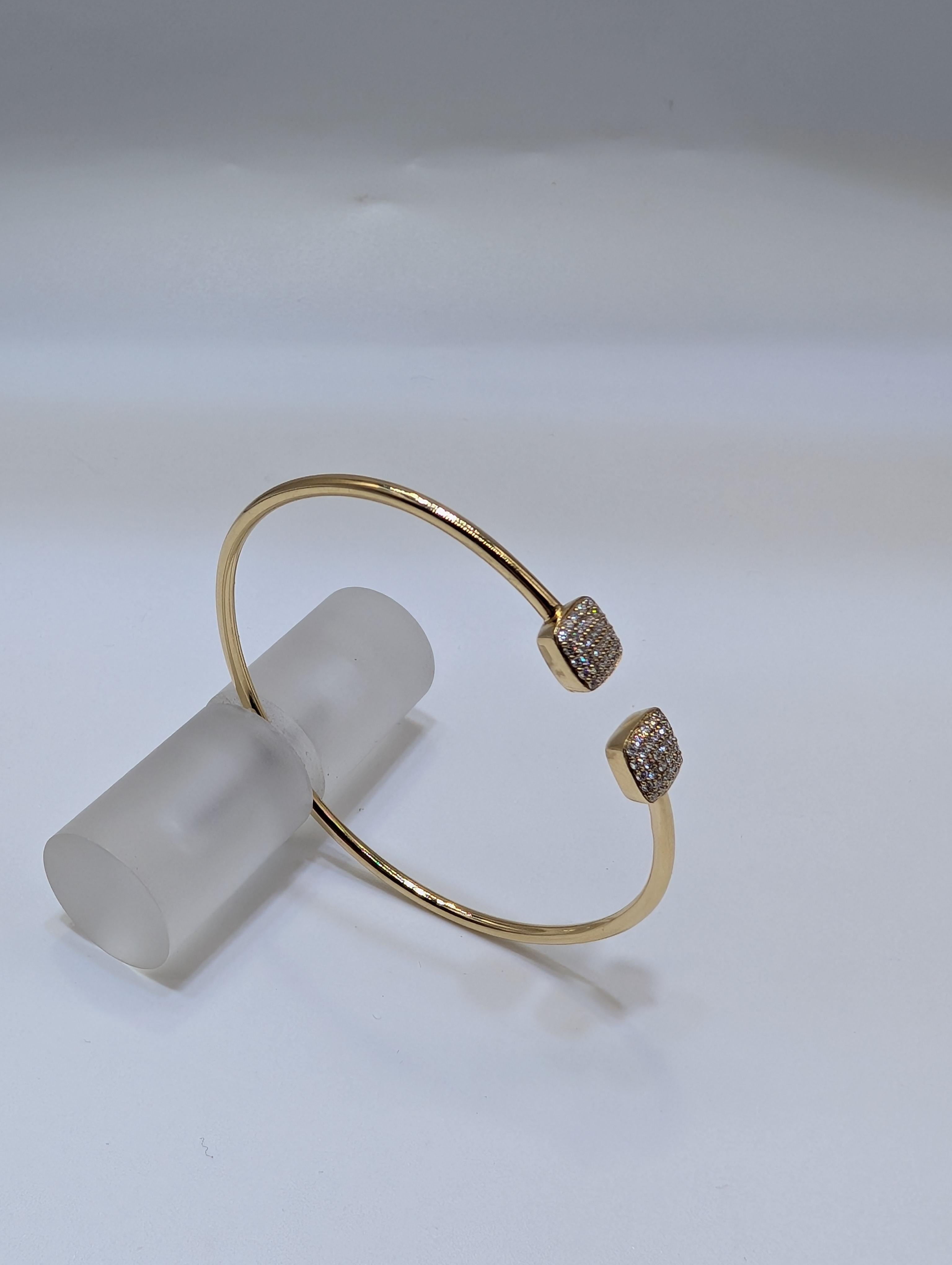 Quadratisches 14 Karat Gelbgold Draht-Armband mit Diamanten im Rundschliff Damen im Angebot
