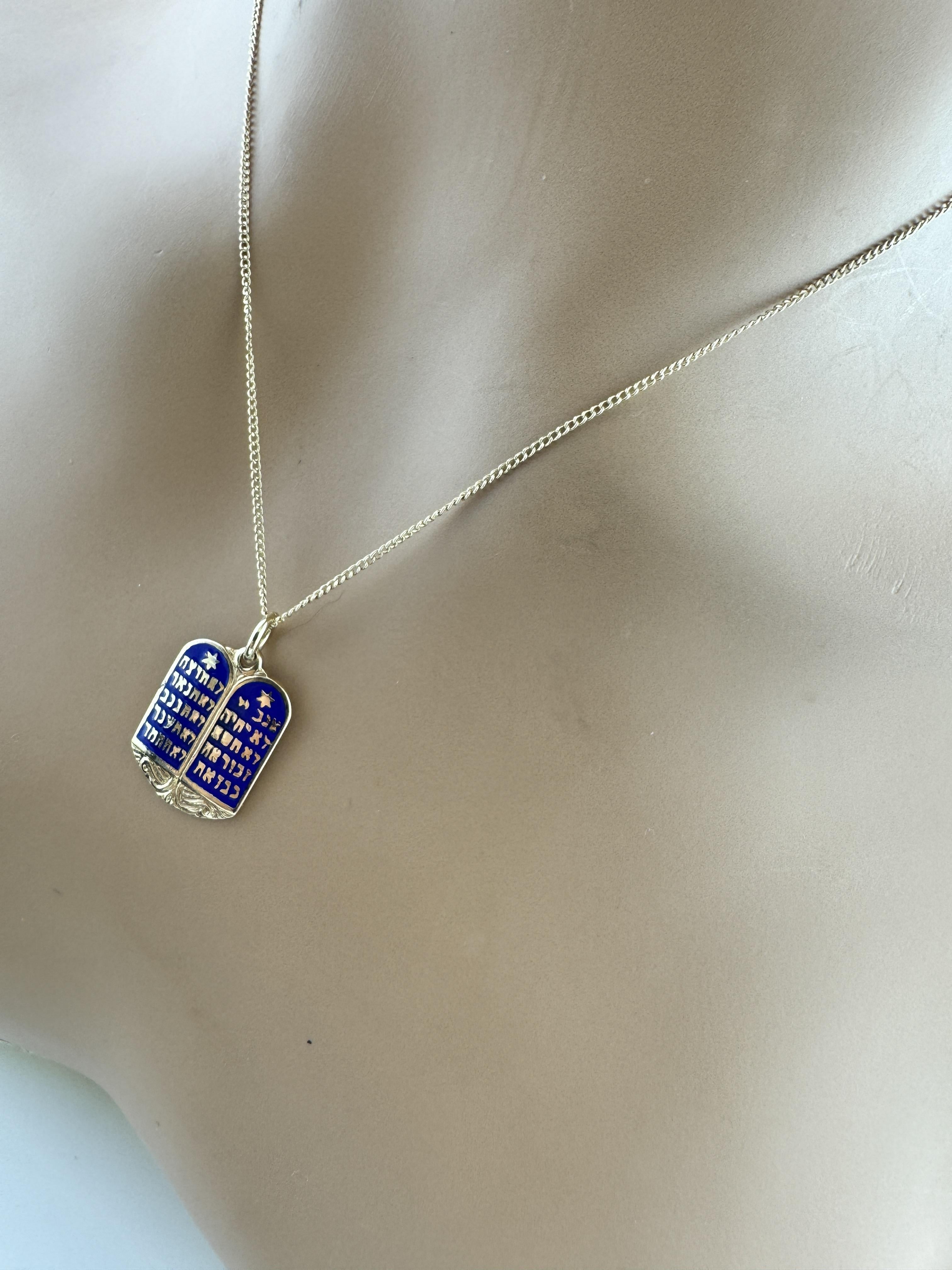 Pendentif Dix Commandements en or jaune 14K et émail bleu #19617 en vente 6