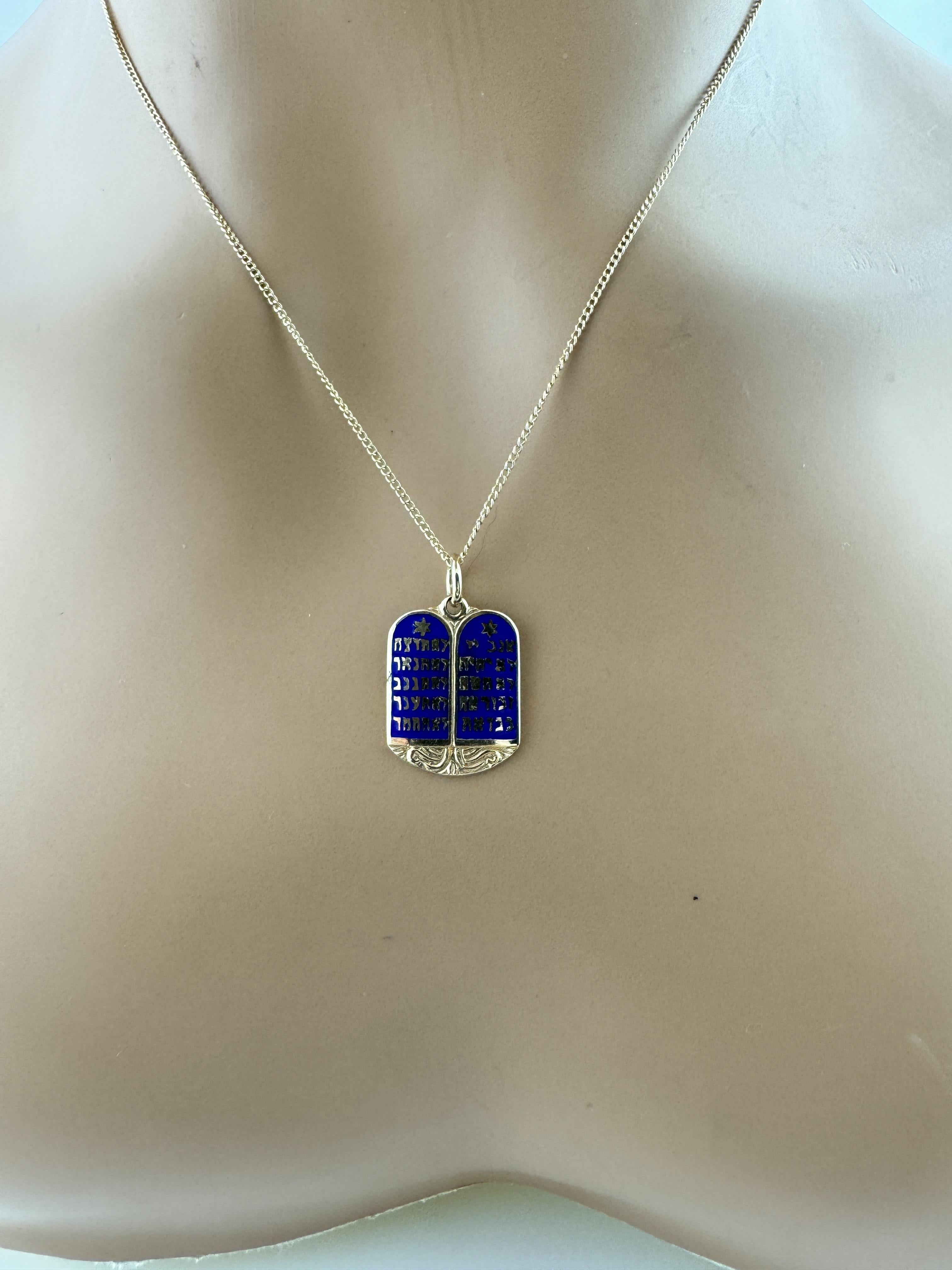 Pendentif Dix Commandements en or jaune 14K et émail bleu #19617 en vente 7