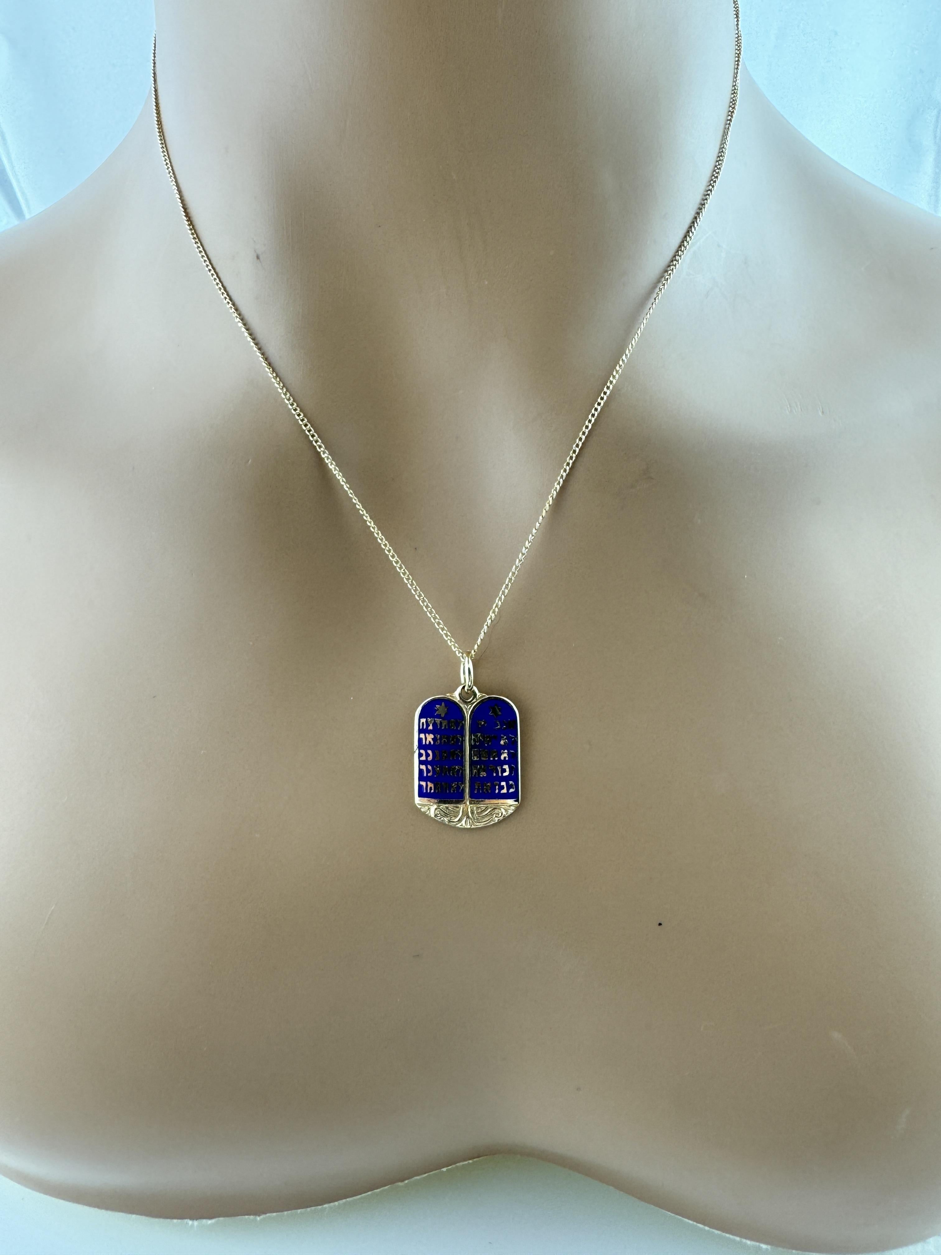 Pendentif Dix Commandements en or jaune 14K et émail bleu #19617 en vente 8