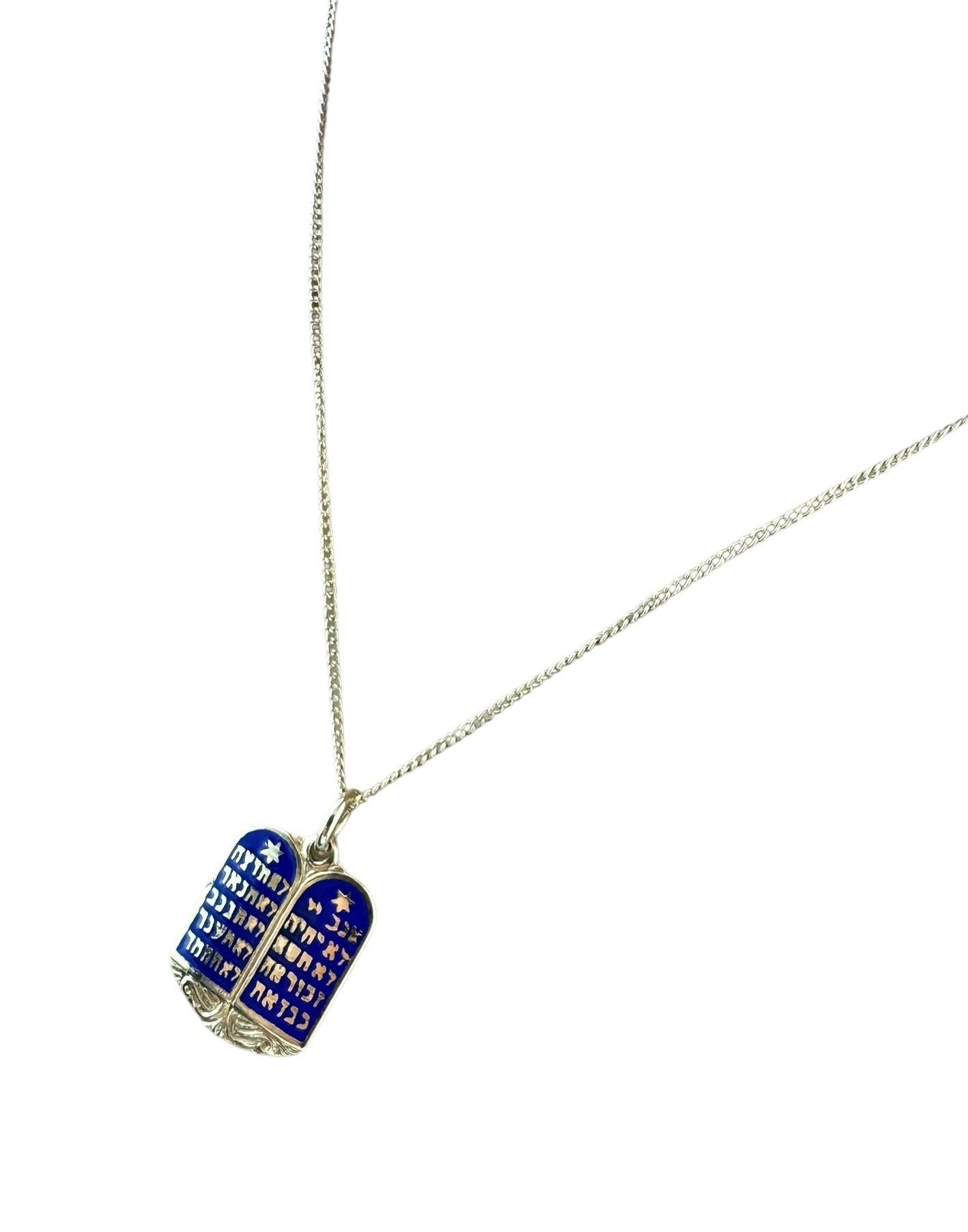 Pendentif en or jaune 14k Dix Commandements

Cet élégant pendentif présente un design en or jaune 14k avec des inscriptions hébraïques représentant les dix commandements.

Taille : 19,4 mm de longueur, 14,6 mm de largeur, 1,4 mm de hauteur.

Poids :