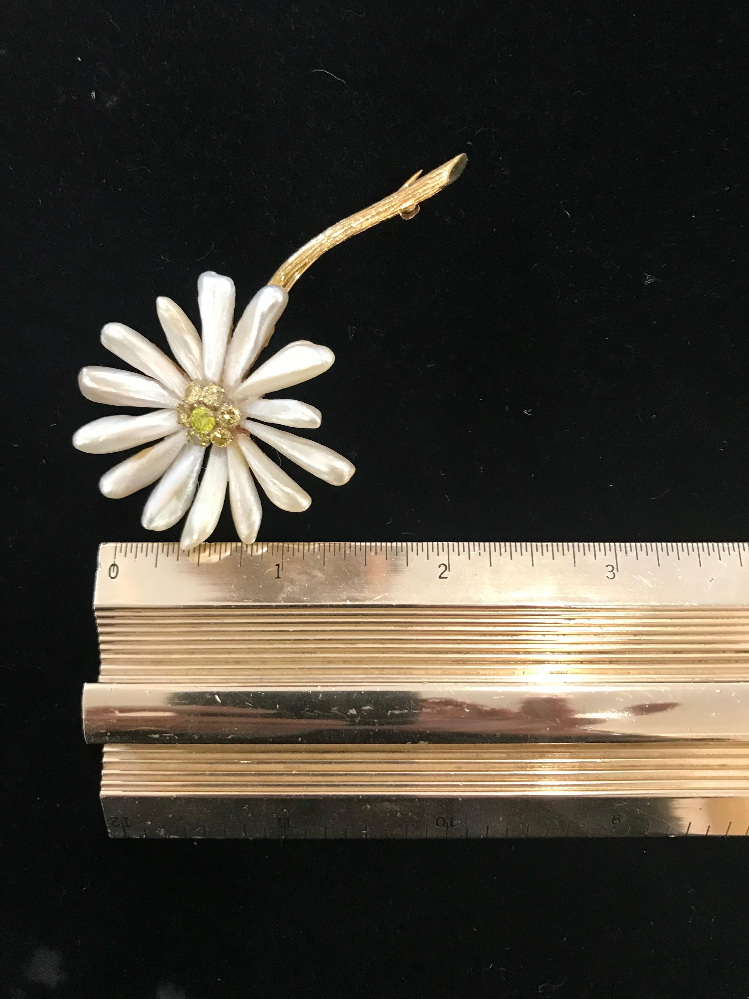 Questa spilla anni '60 in 14 K presenta perle e 7 diamanti gialli taglio brillante. 

Misura 2,5