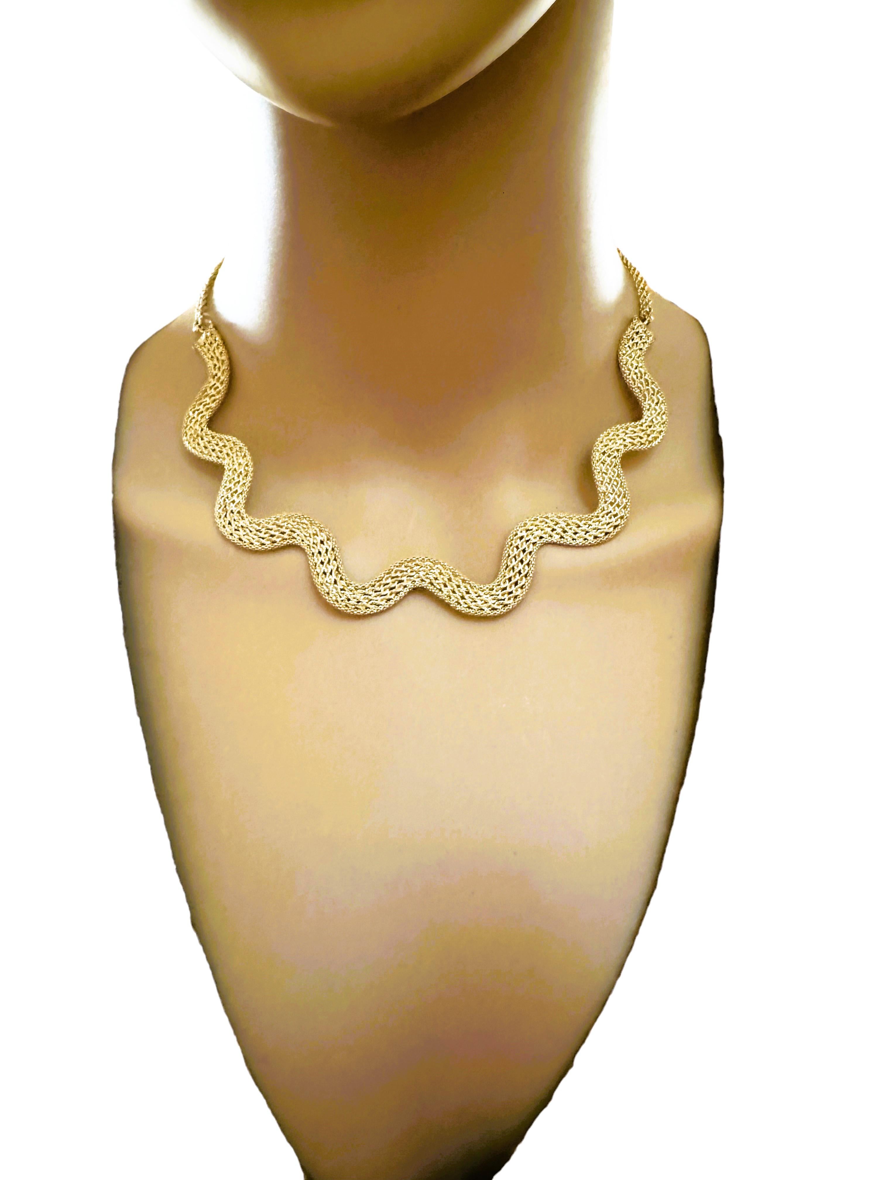 Diese Halskette ist einfach so schön!  Es handelt sich um eine hochglänzende, geflochtene Goldkette.  Es ist ein sehr einzigartiges Design und liegt schön um den Hals.  Sie ist 16 Zoll lang und 8 mm breit und hat einen Karabinerverschluss.  Es ist