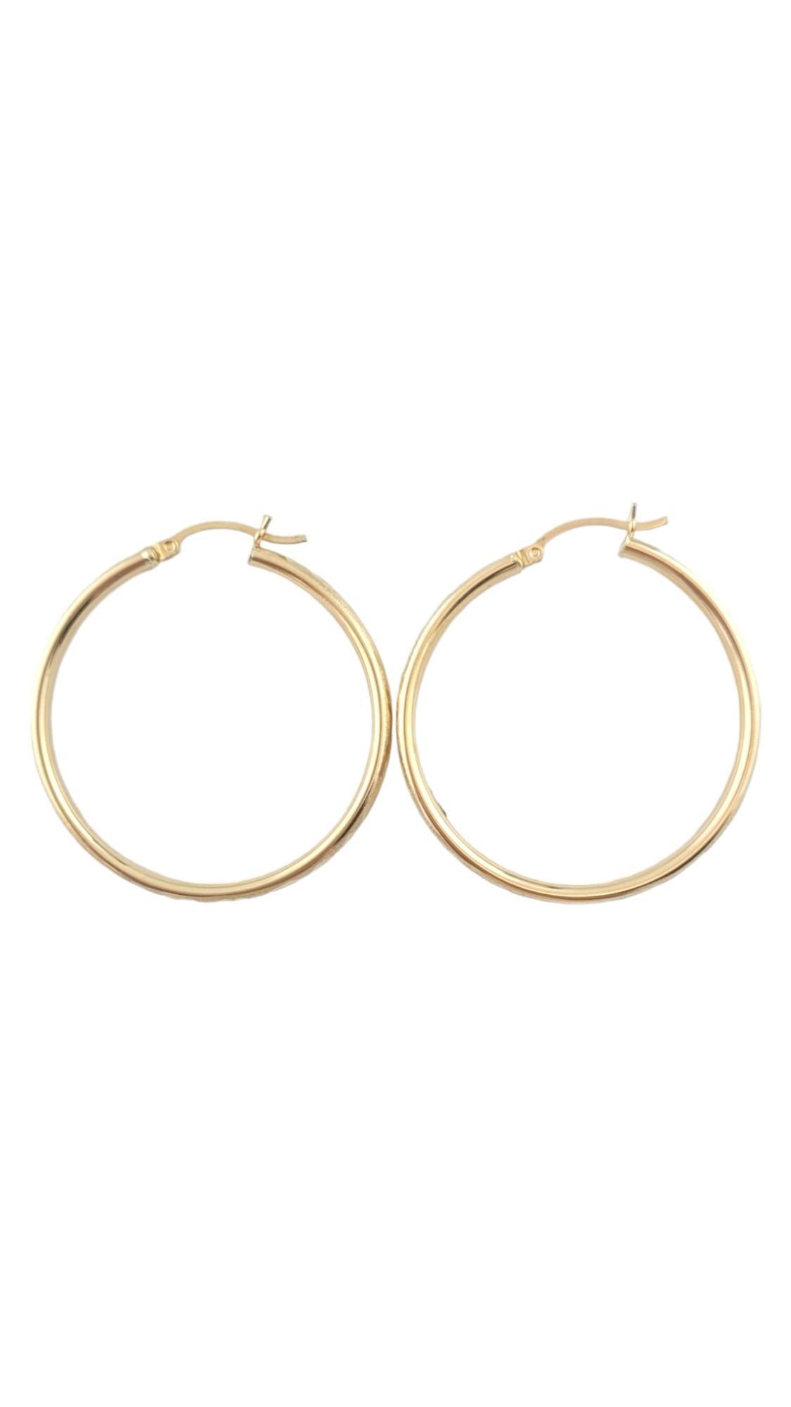 Vintage 14K Yellow Gold X Pattern Circle Hoops

This gorgeous set of 14K yellow gold circle hoop earrings have a beautiful X pattern around the outside!

Diameter: 38.07mm
Width: 3.46

Weight: 2.6 dwt/ 4.1 g

Hallmark: AS 14K

Very good condition,