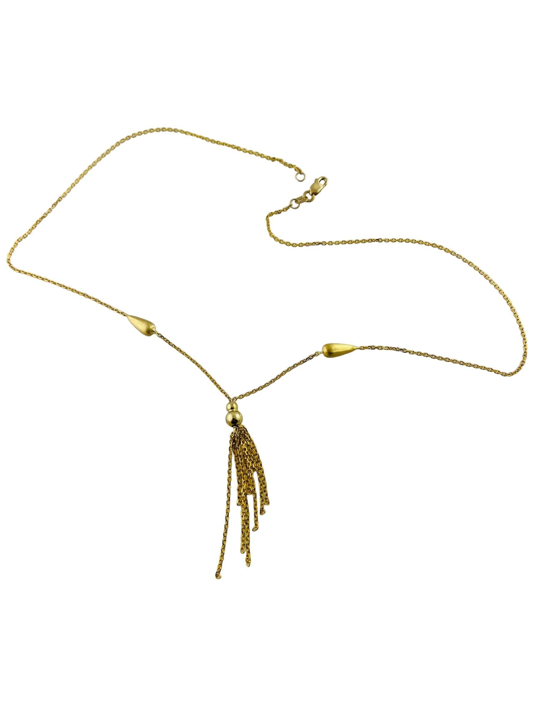 Vintage 14 Karat Yellow Gold Y Dangle Necklace - By 

Faites-vous remarquer avec ce magnifique collier en Y. 

Taille : 48,0 mm x 4,5 mm x 1,8 mm. 

Estampillé : 14K F 585

Poids : 2.9 dwt./ 4.6 gr.

Très bon état, polissage professionnel.

Il sera