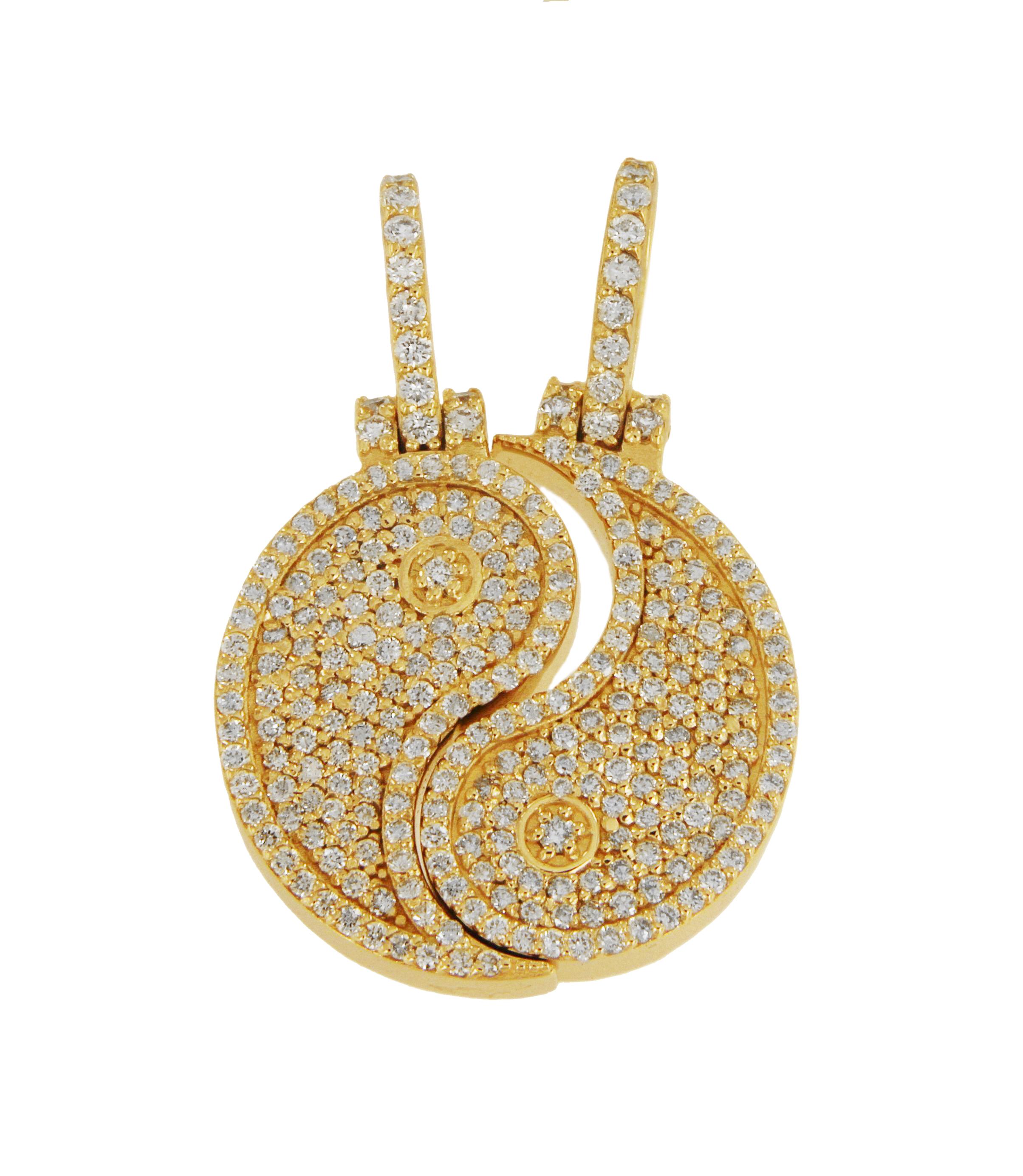 14k Yellow Gold Yin Yang Charm with Diamonds In New Condition For Sale In New York, NY