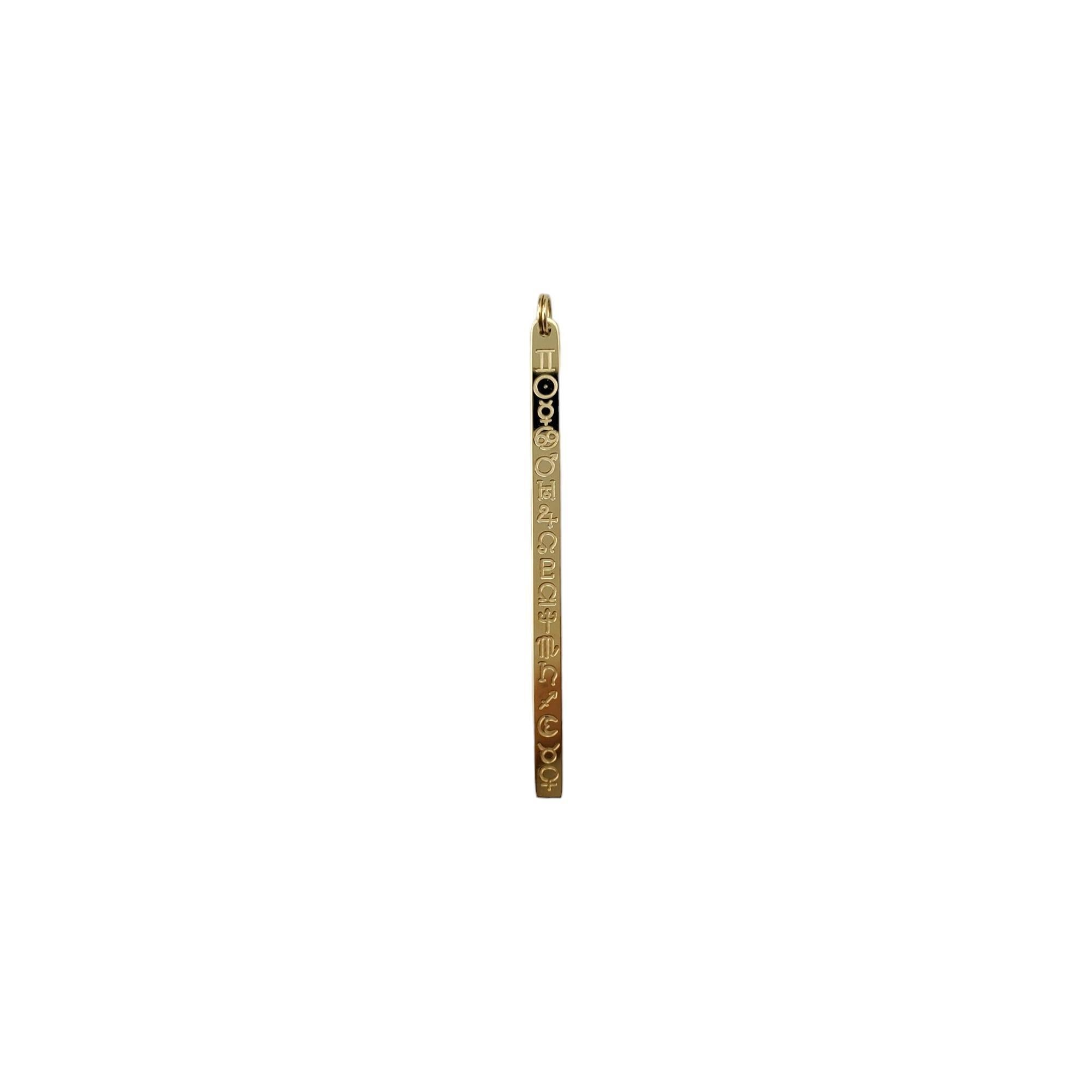 14K Gelbgold Zodiac-Bar-Anhänger -

Repräsentieren Sie Ihr Sternzeichen mit diesem wunderschönen Zodiac-Bar-Anhänger! 

Größe: 53,6 mm X 3,3 mm X 1,2 mm

Gewicht: 1,6 dwt. / 2,5 gr.

Gezeichnet: 14K STARDATE R C 

Sehr guter Zustand, professionell