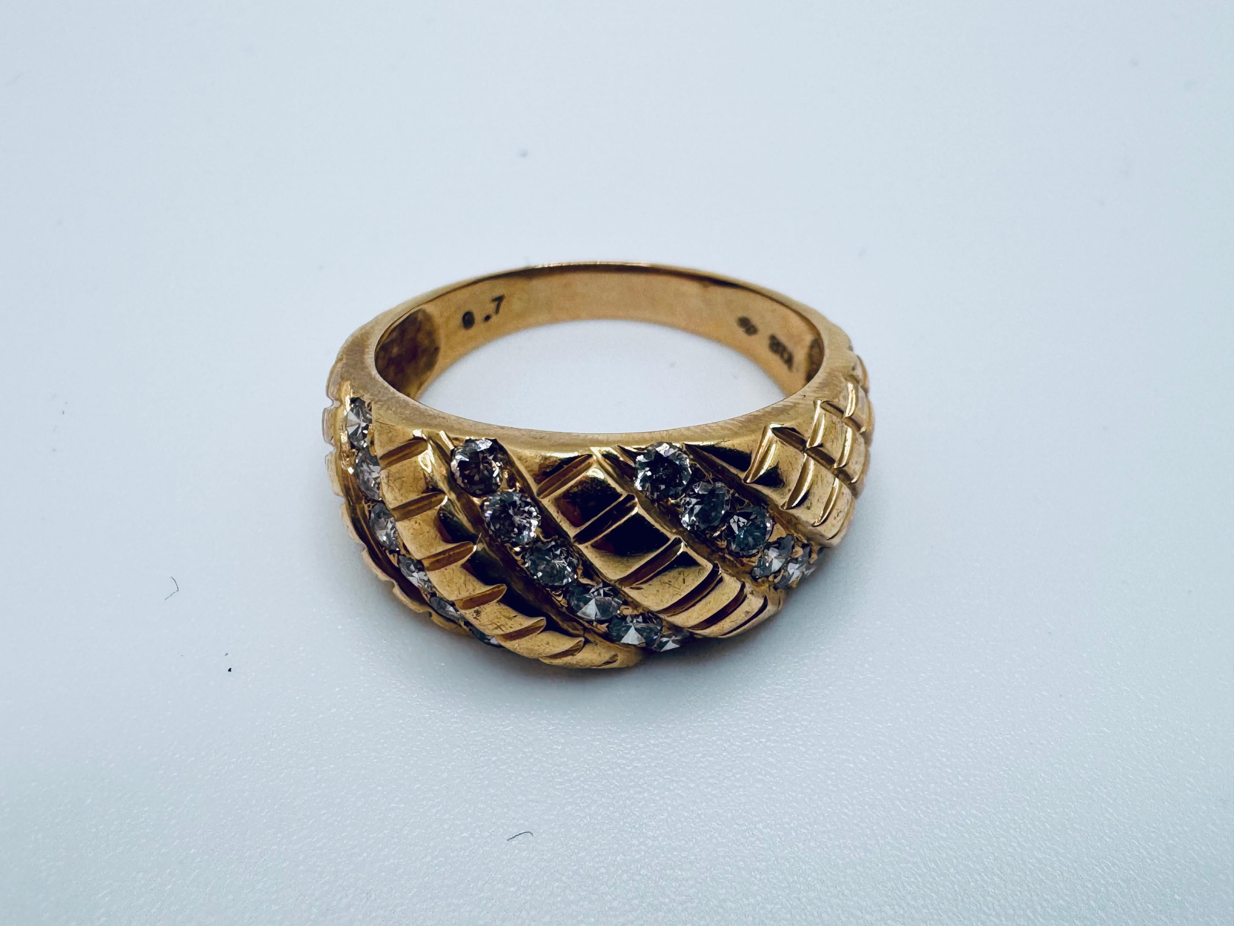 Realizzato in ricco oro giallo 14K, questo elegante anello a cupola presenta un design audace ma raffinato. La cupola frontale è ornata da 18 diamanti rotondi a taglio brillante, incastonati a pavé per uno scintillio continuo su tutta la superficie.