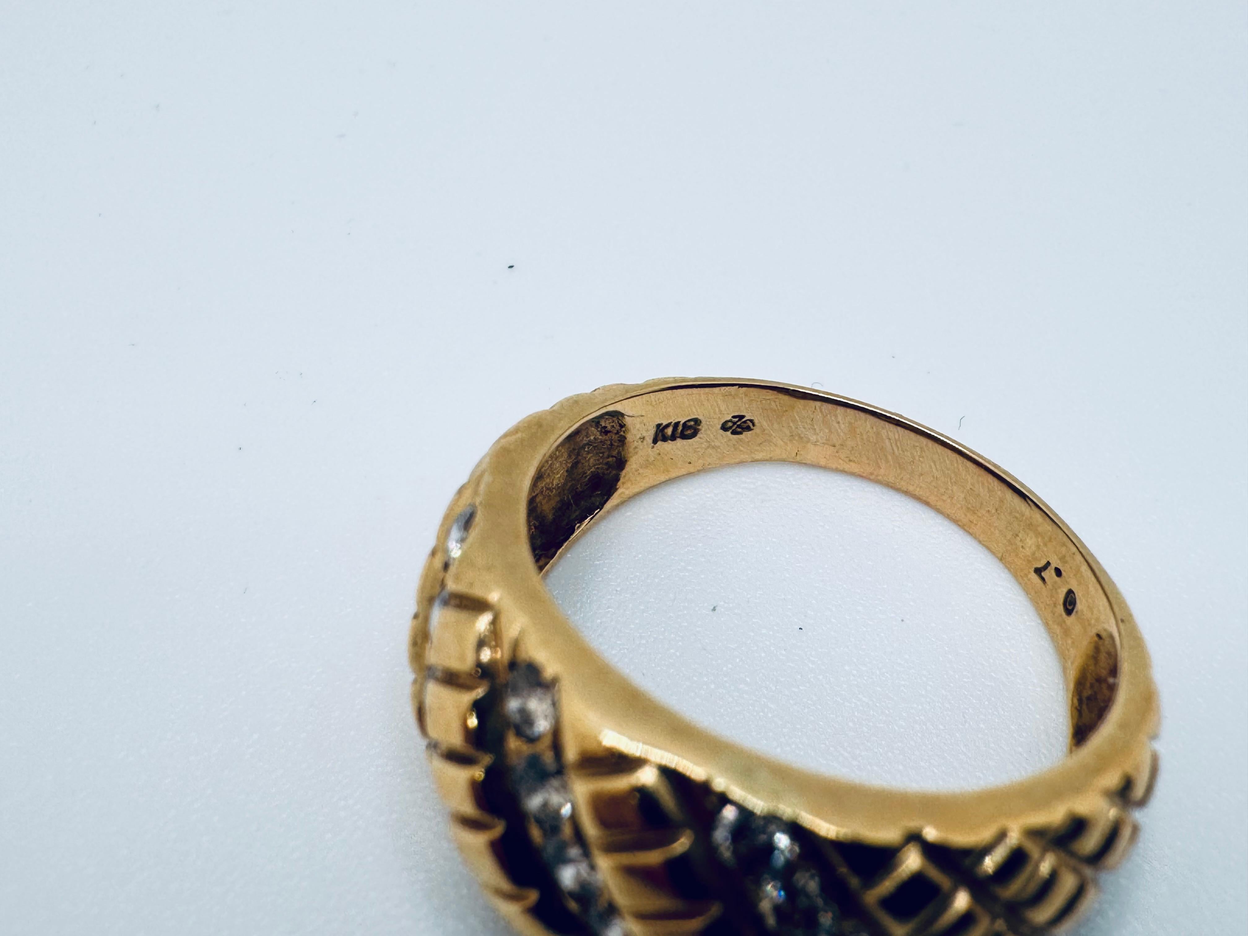 Taglio rotondo Anello con diamante Golden Crest giallo 14K in vendita