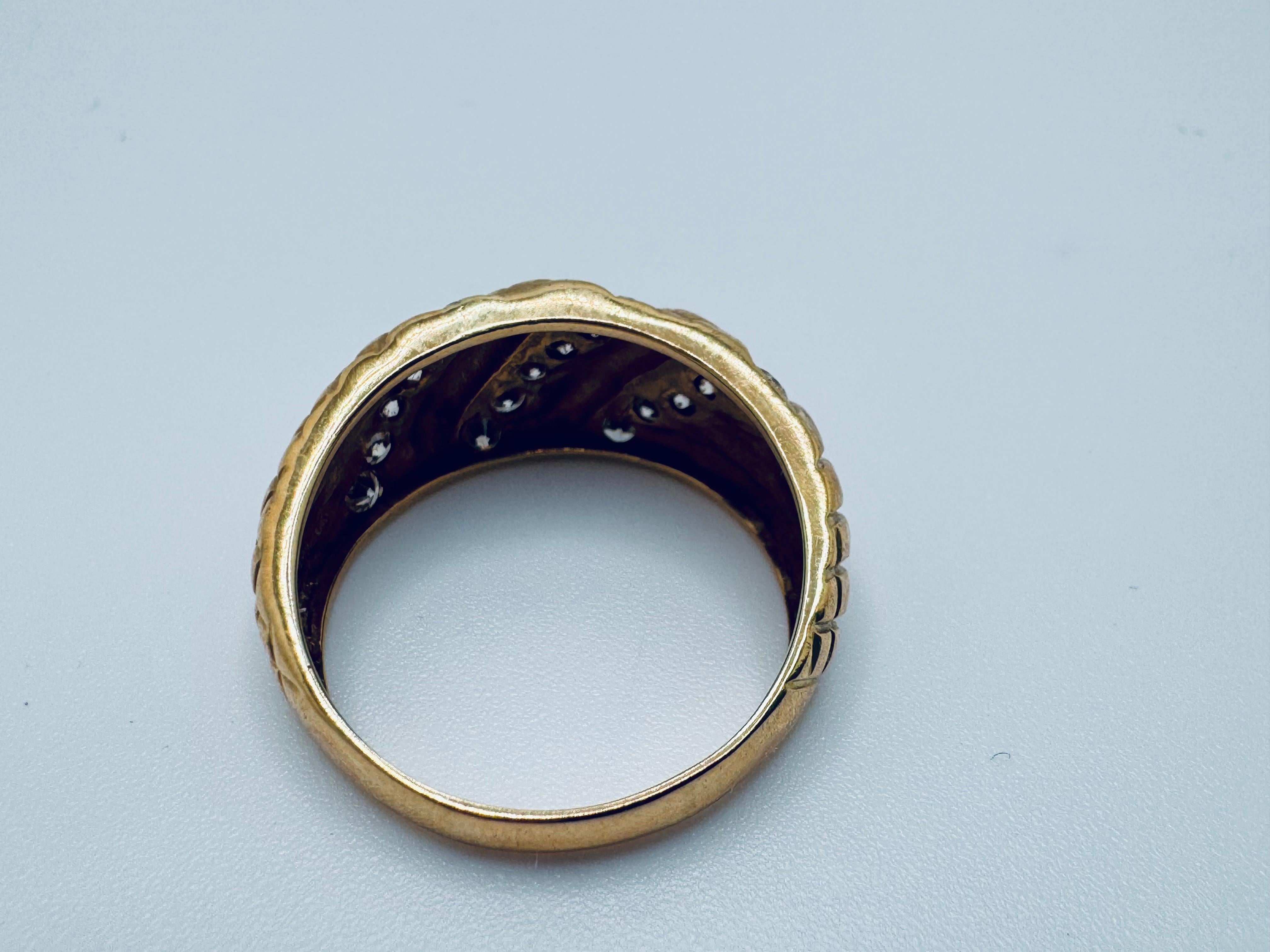 Anello con diamante Golden Crest giallo 14K in vendita 1