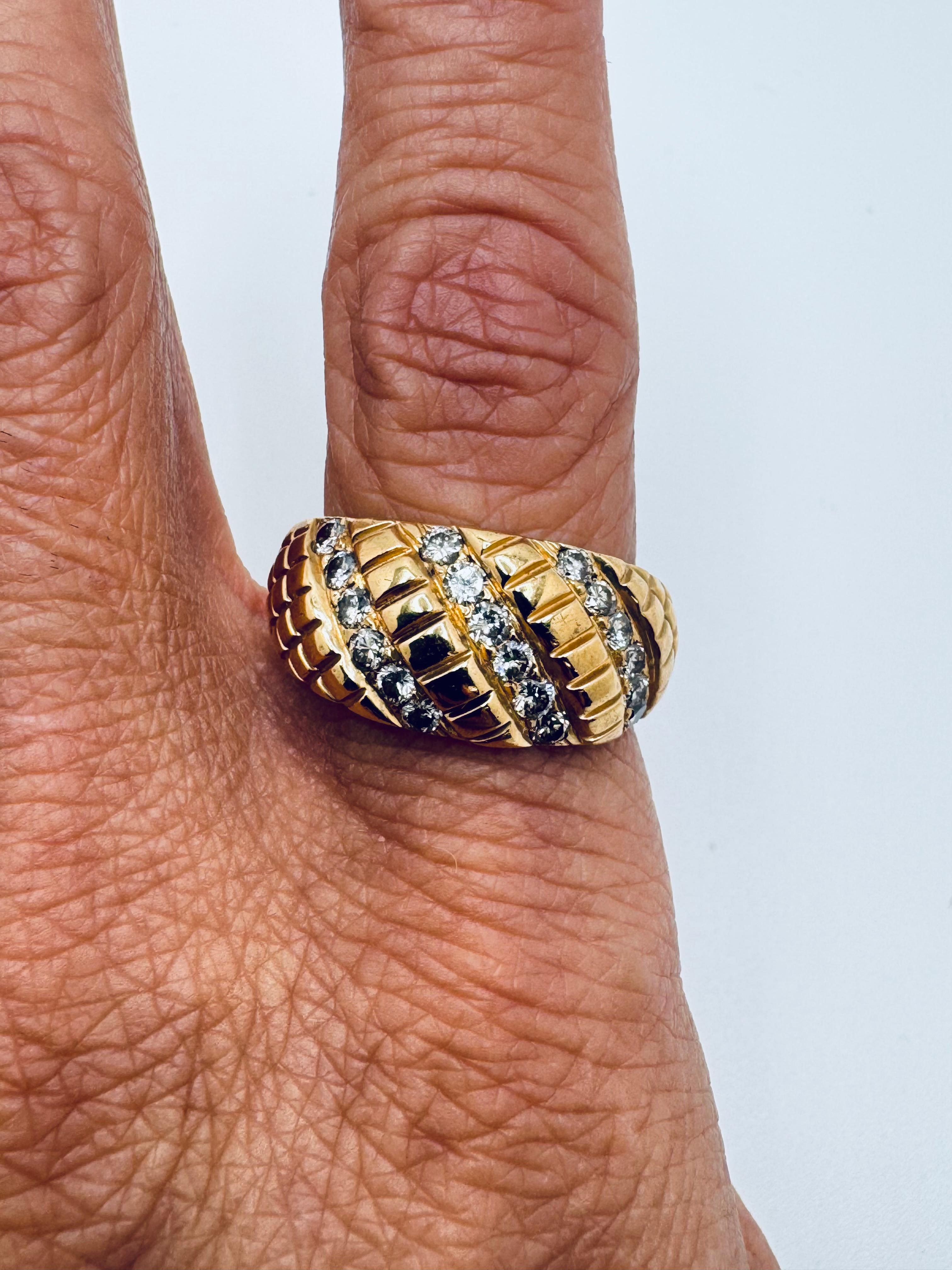 Anello con diamante Golden Crest giallo 14K in vendita 3