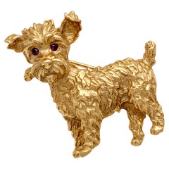 Spilla Terrier in oro giallo prugna 14K con occhi di rubino