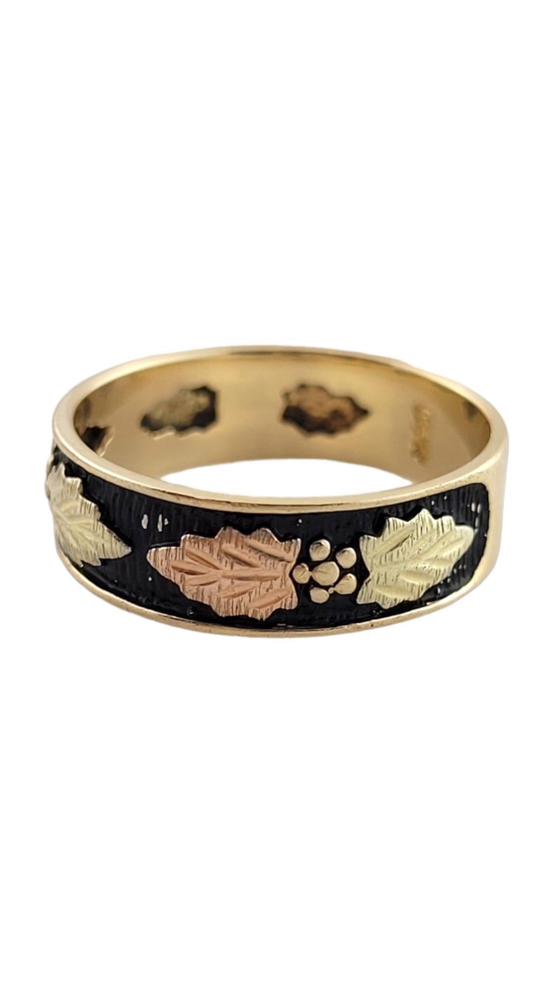 Vintage 14K 2-Tone Yellow & Rose Gold Band w/ Black Enamel and Leaf Motif Size 8 #15170

This gorgeous 14K yellow gold band features a yellow and rose gold leaf motif on black enamel!

Ring size: 8
Shank: 6.1mm (0.24