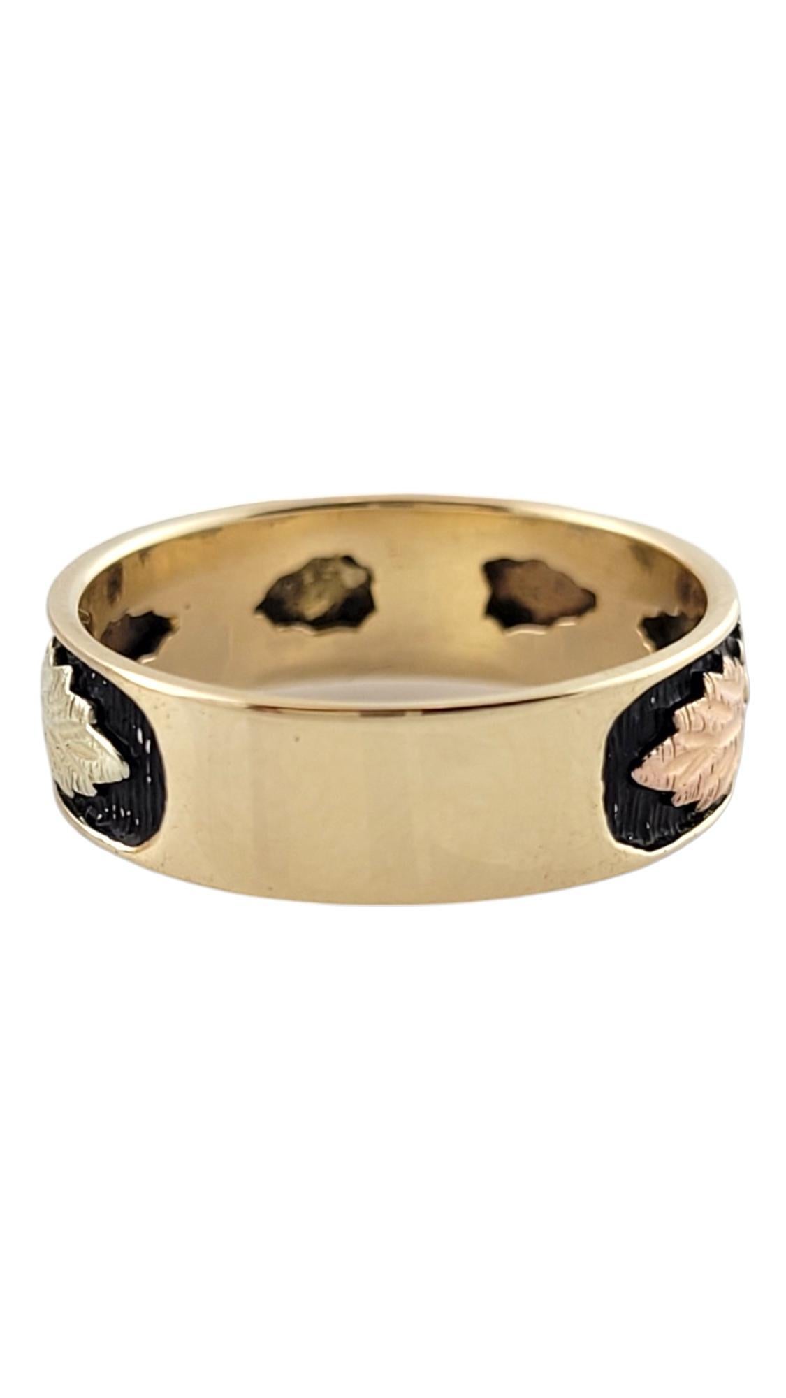 14K Yellow & Rose Gold Band w/ Black Enamel and Leaf Motif Size 8 #16160 In Good Condition In Washington Depot, CT