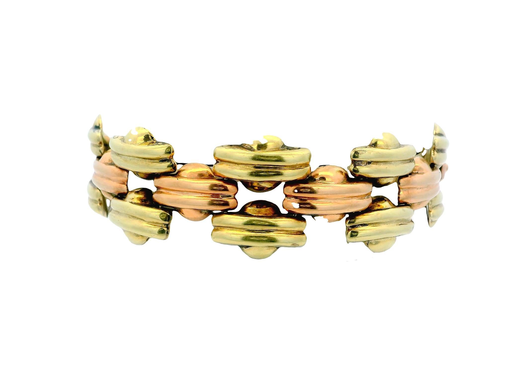 Esta exquisita pulsera de la época Retro (1940) es un impresionante ejemplo de artesanía joyera de época. Fabricada en oro de 14 quilates, combina con elegancia eslabones de oro amarillo y rosa, creando una paleta de colores cálida y acogedora. 

El