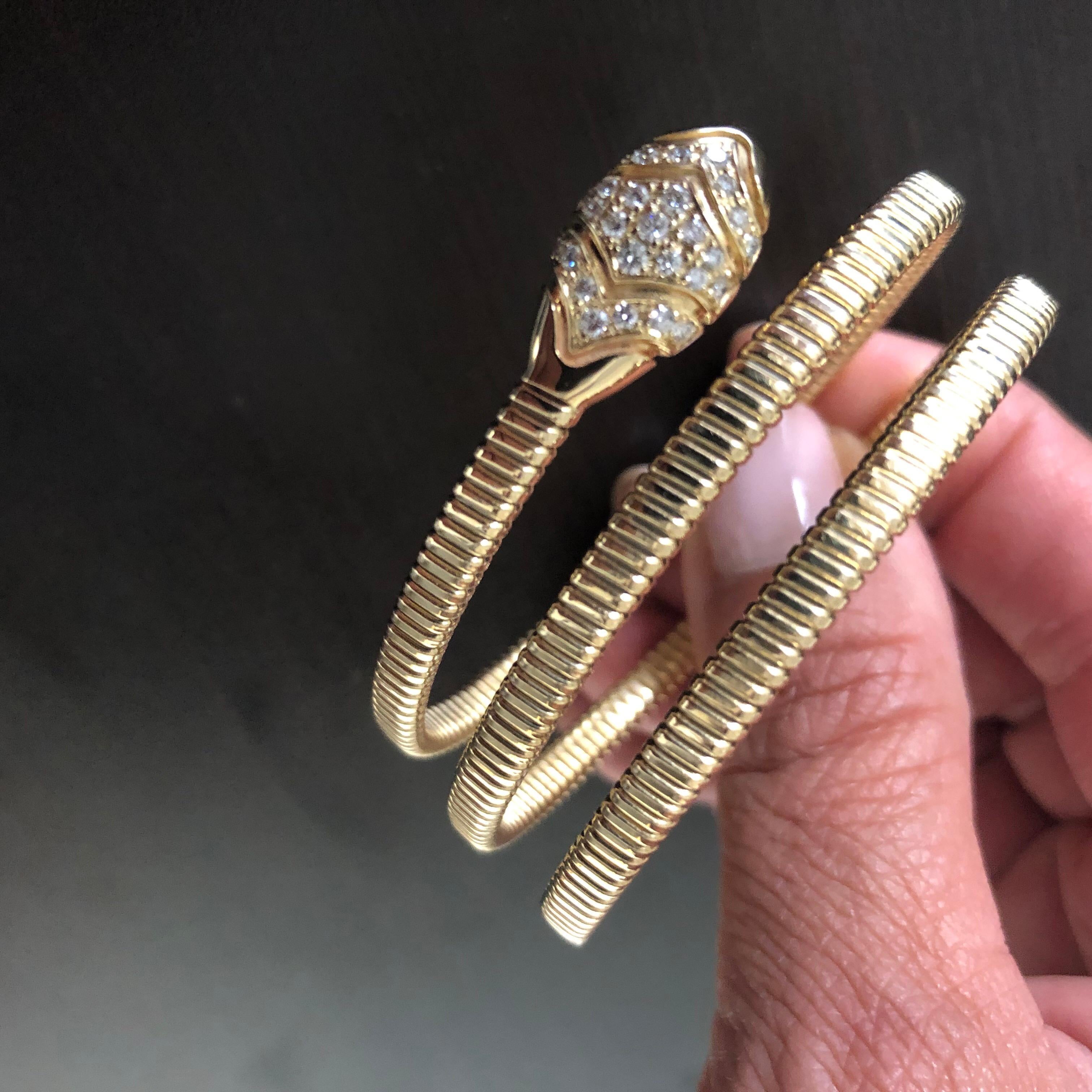 Taille ronde Bracelet jonc en forme de spirale jaune 14 carats en vente