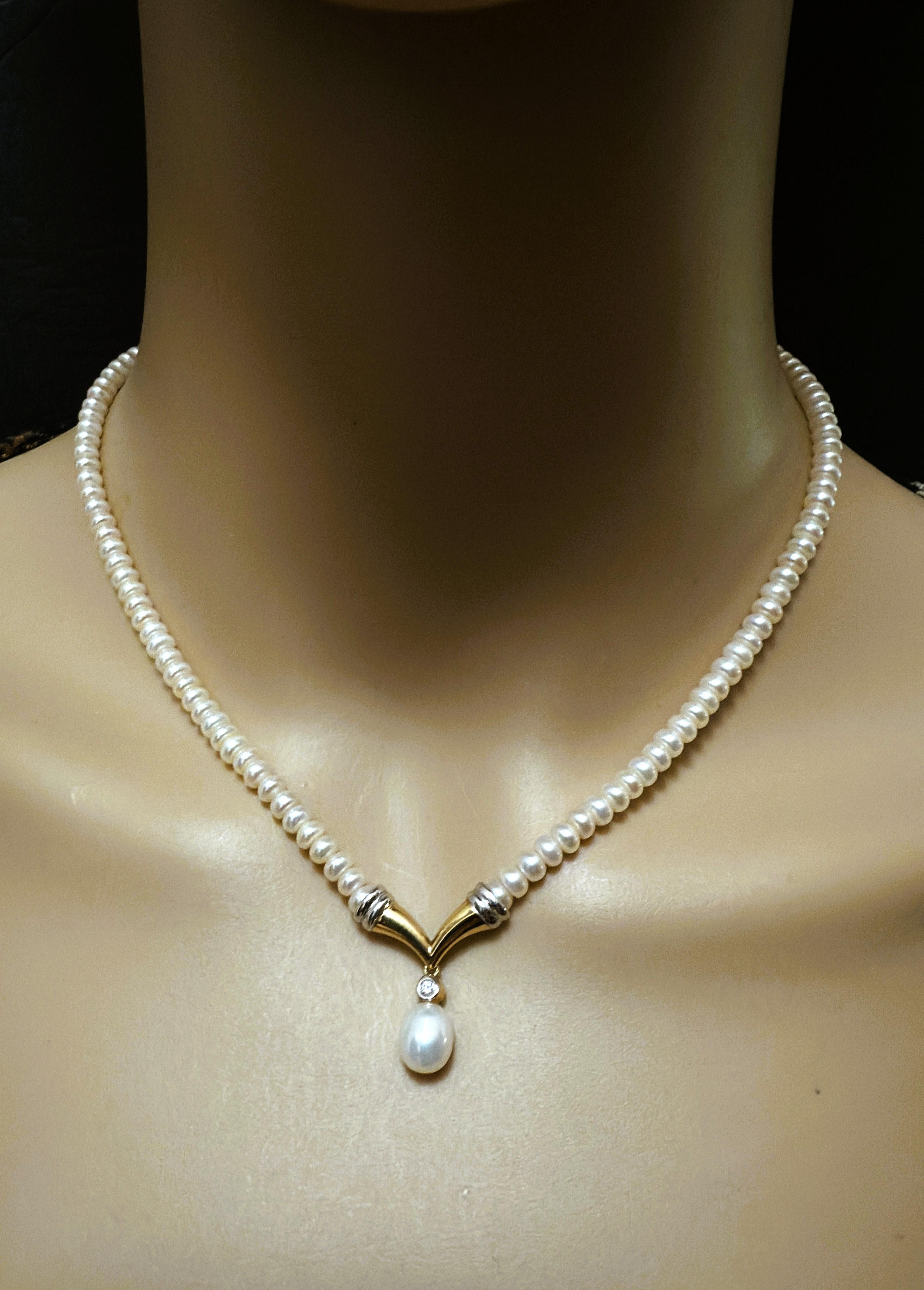 Quel magnifique et élégant collier.  Vous pouvez l'habiller de façon plus ou moins élégante.  Il est joliment perlé de perles d'eau douce de 4,2 mm qui mènent à un pendentif en or jaune et blanc 14k contenant un diamant taille brillant de 2,25 mm et