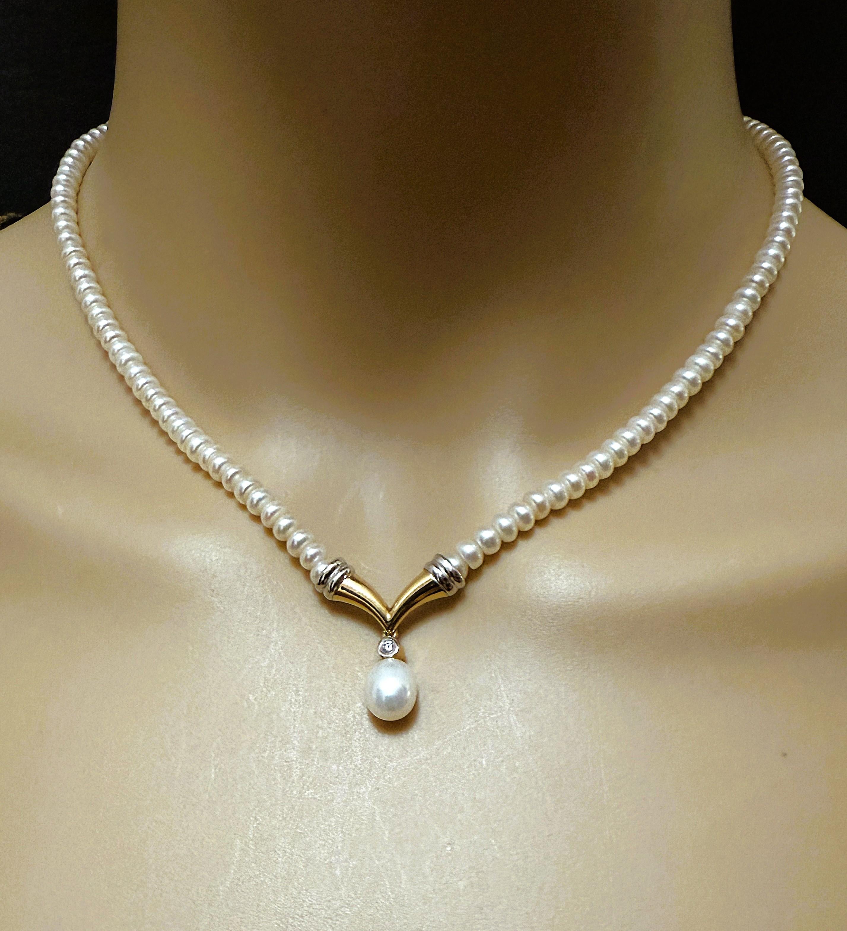 Taille brillant Collier en or jaune et blanc 14k, diamant de 0,04 carat et perle d'eau douce, 16 pouces en vente