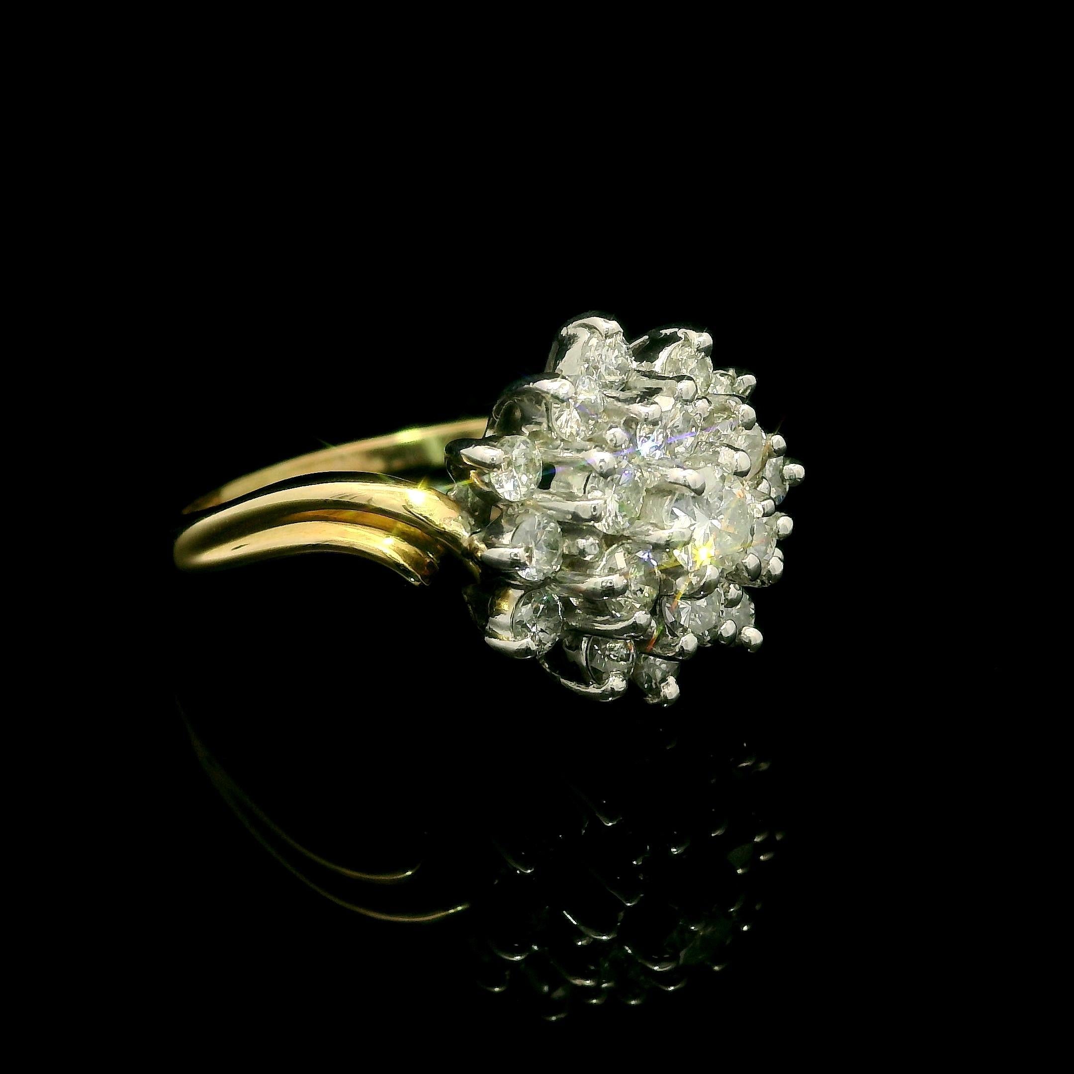 Taille brillant Bague grappe classique en or jaune et blanc 14k 0,80ctw Fiery Diamond en vente