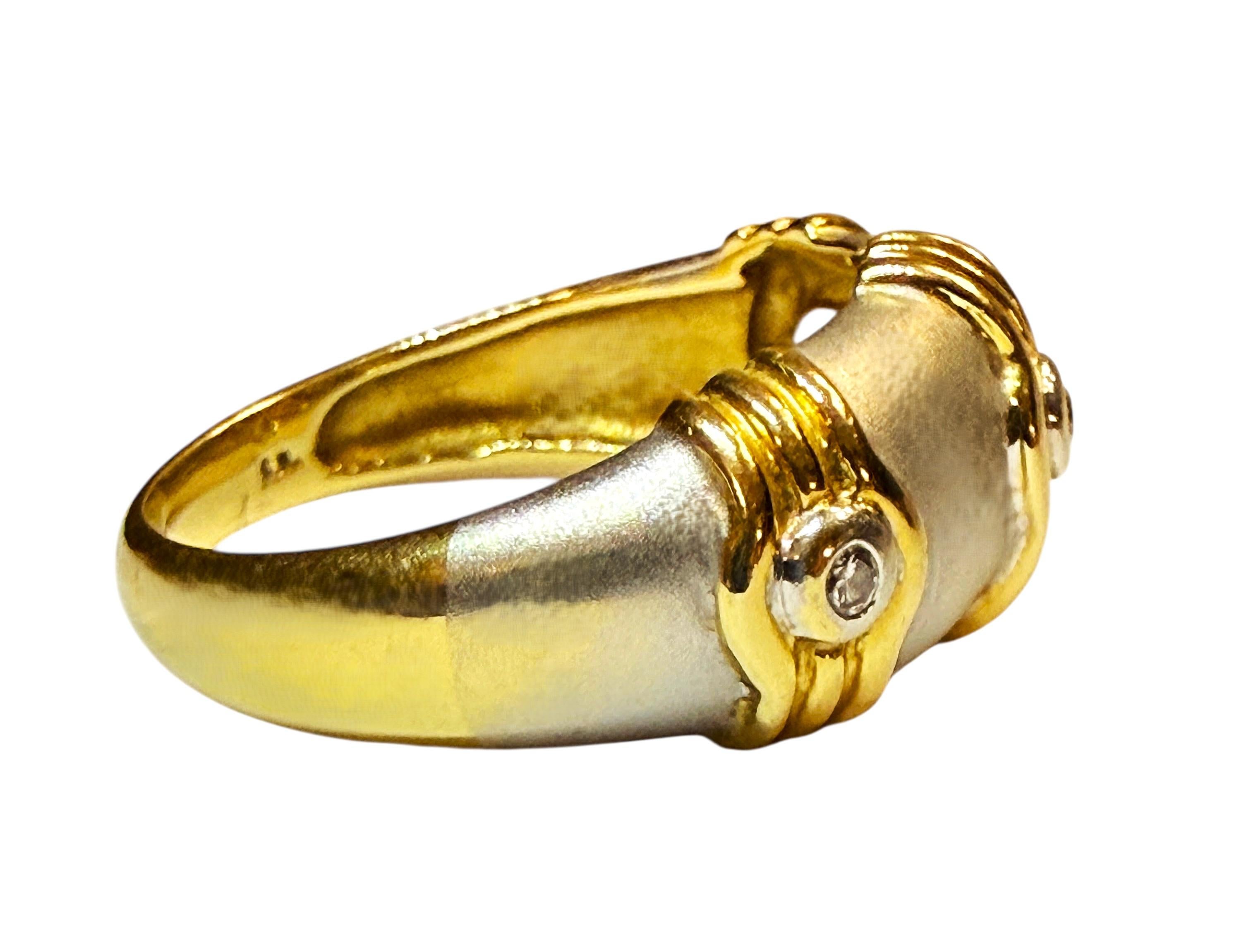 Taglio brillante Anello in oro giallo e bianco 14k con diamante da 0,10 carati, misura 6,5 in vendita