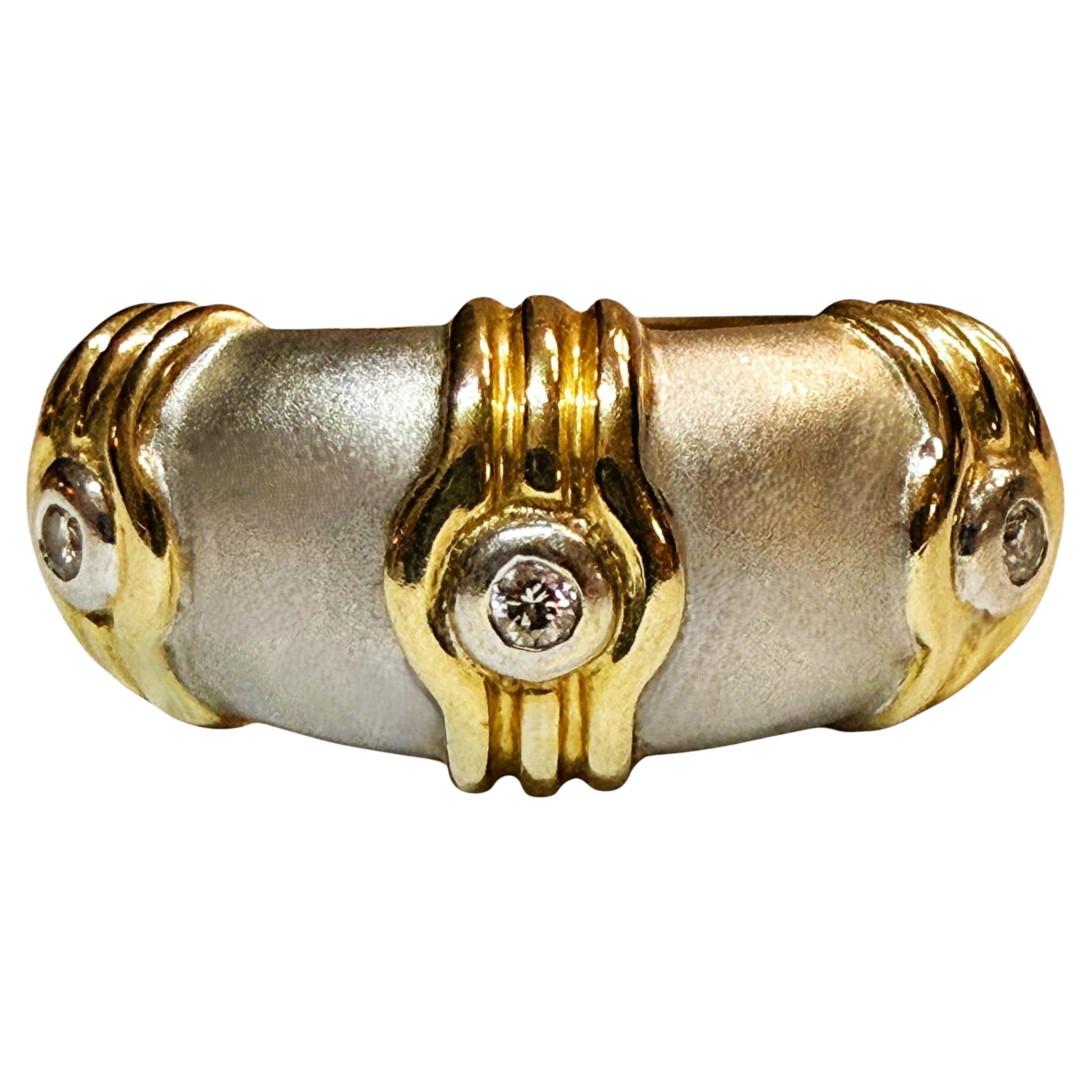 Anello in oro giallo e bianco 14k con diamante da 0,10 carati, misura 6,5 in vendita