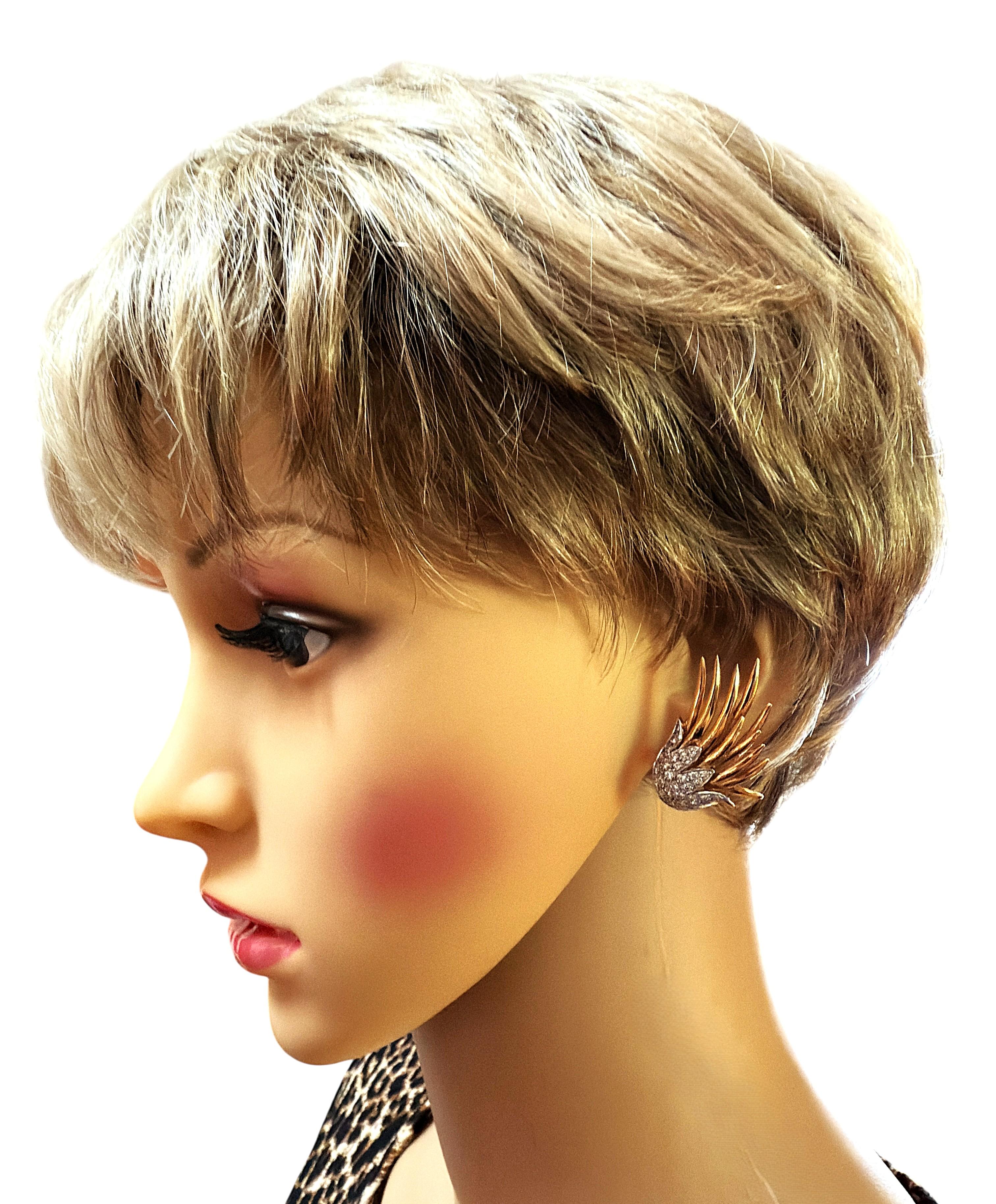 Cette paire de boucles d'oreilles est tout simplement fabuleuse.  Il s'agit du même style que celui de Jean Schlumberger pour le design Tiffany.  Le design donne l'illusion d'une flamme jaillissant des diamants.  Chaque boucle d'oreille contient une