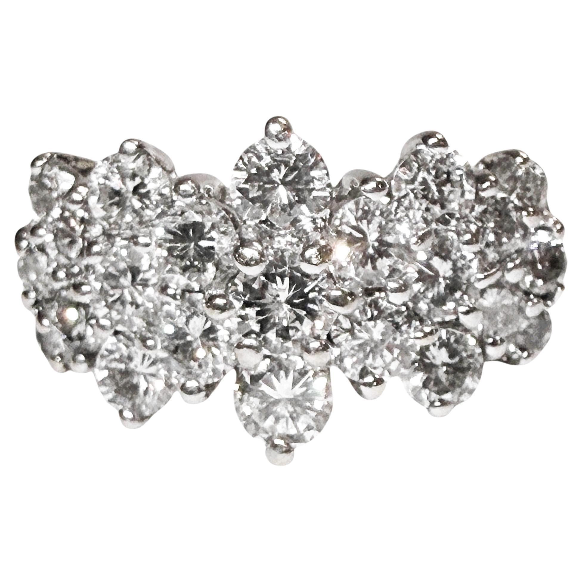 Bague en or jaune et blanc 14k 2.45 Carat Large Cluster Pyramid Diamond Taille 7 en vente