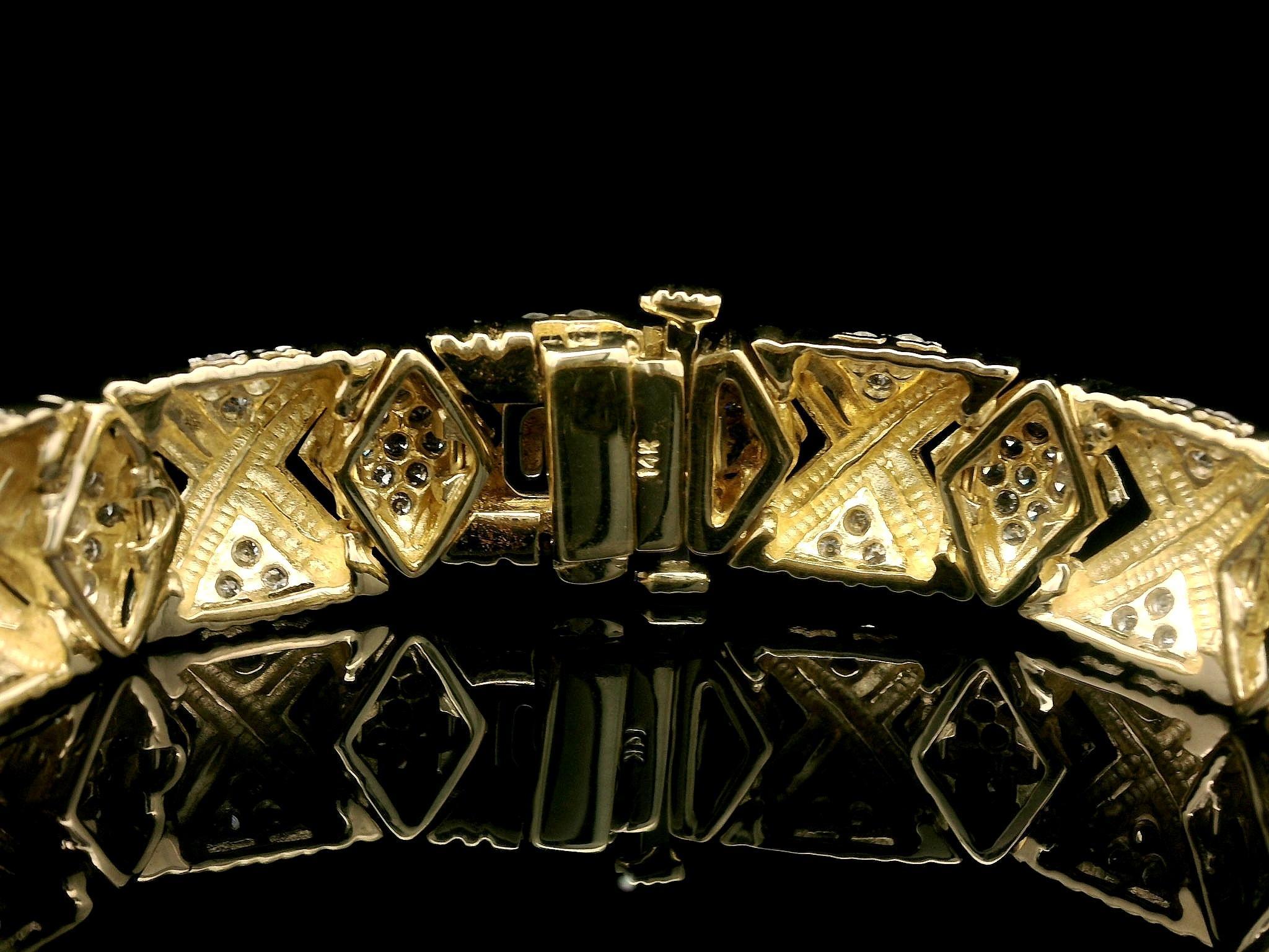 Bracelet géométrique large et rainuré en or jaune et blanc 14 carats avec diamants de 2,9 carats en vente 5