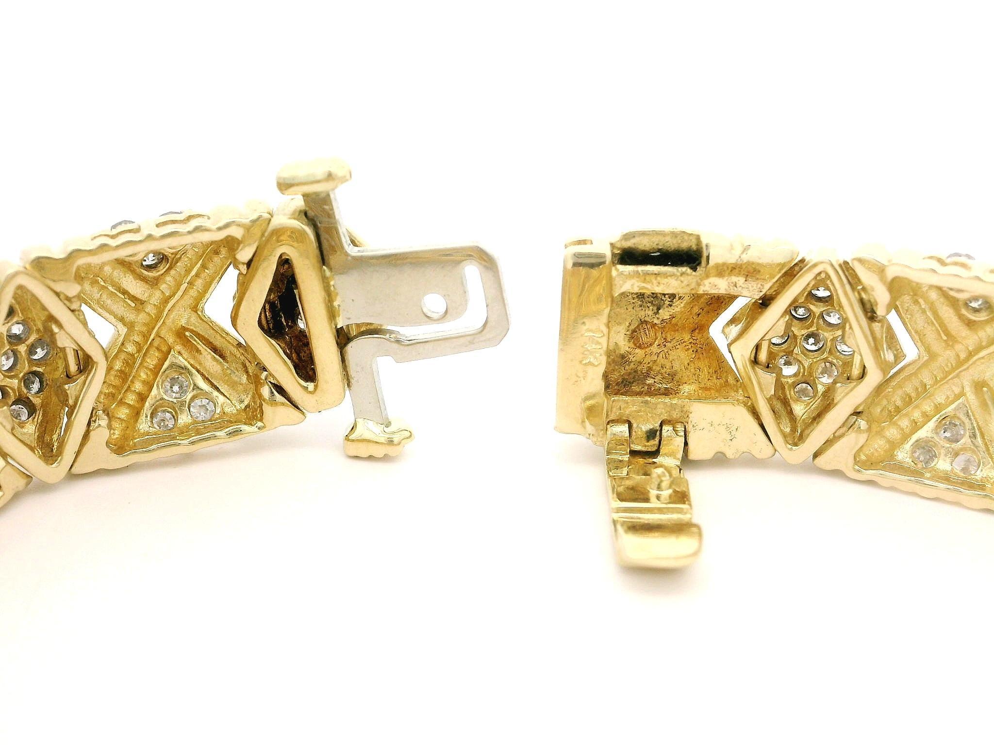 -- Stones
195 diamants naturels authentiques - taille ronde brillante - sertis - beaux diamants blancs brillants 
Poids total en carats : 2.9ctw approx.

MATERIAL : Or jaune et blanc massif 14K
Poids : 36.3 grammes
Type de chaîne : Maillon en X
