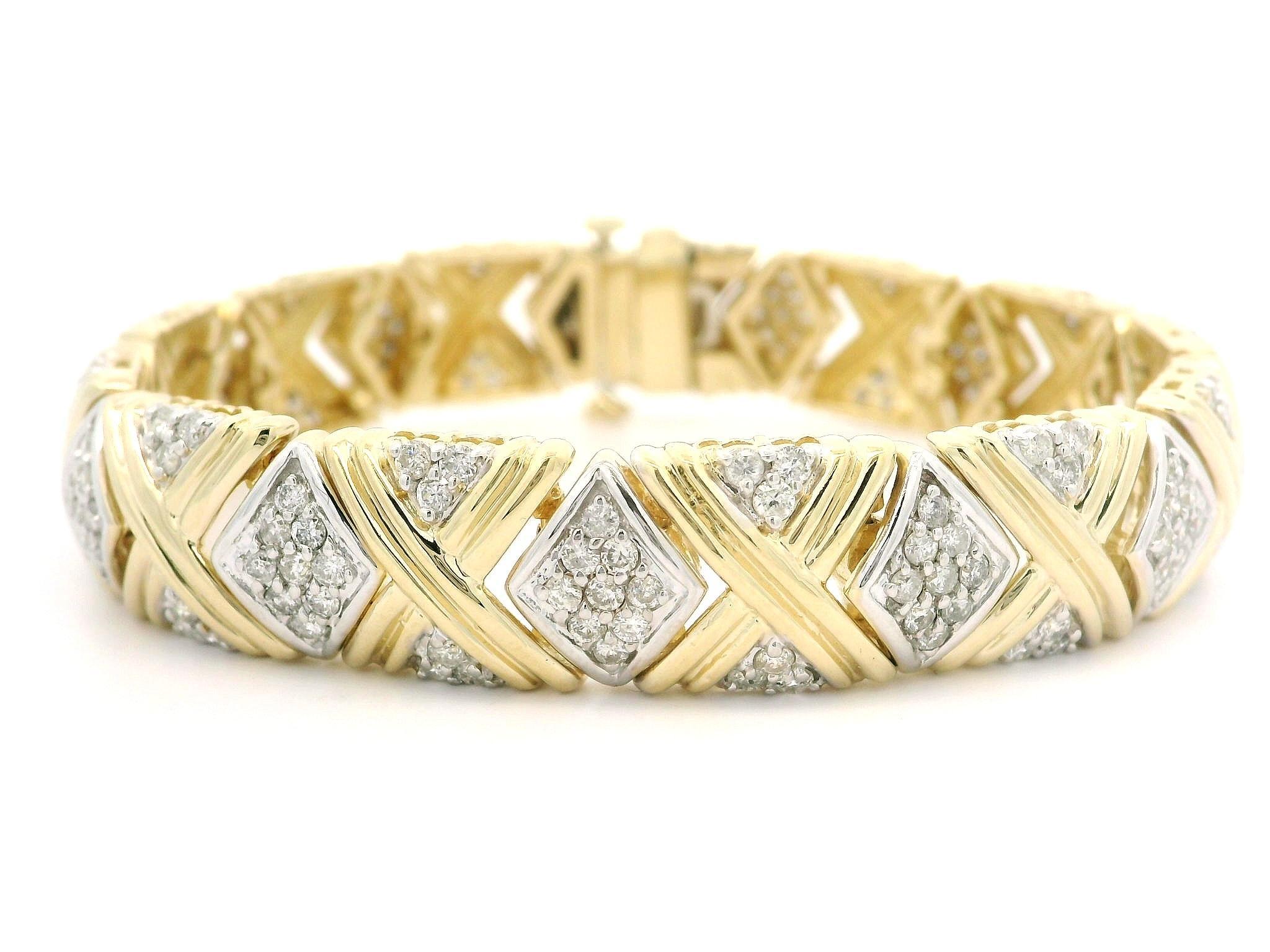 Taille brillant Bracelet géométrique large et rainuré en or jaune et blanc 14 carats avec diamants de 2,9 carats en vente