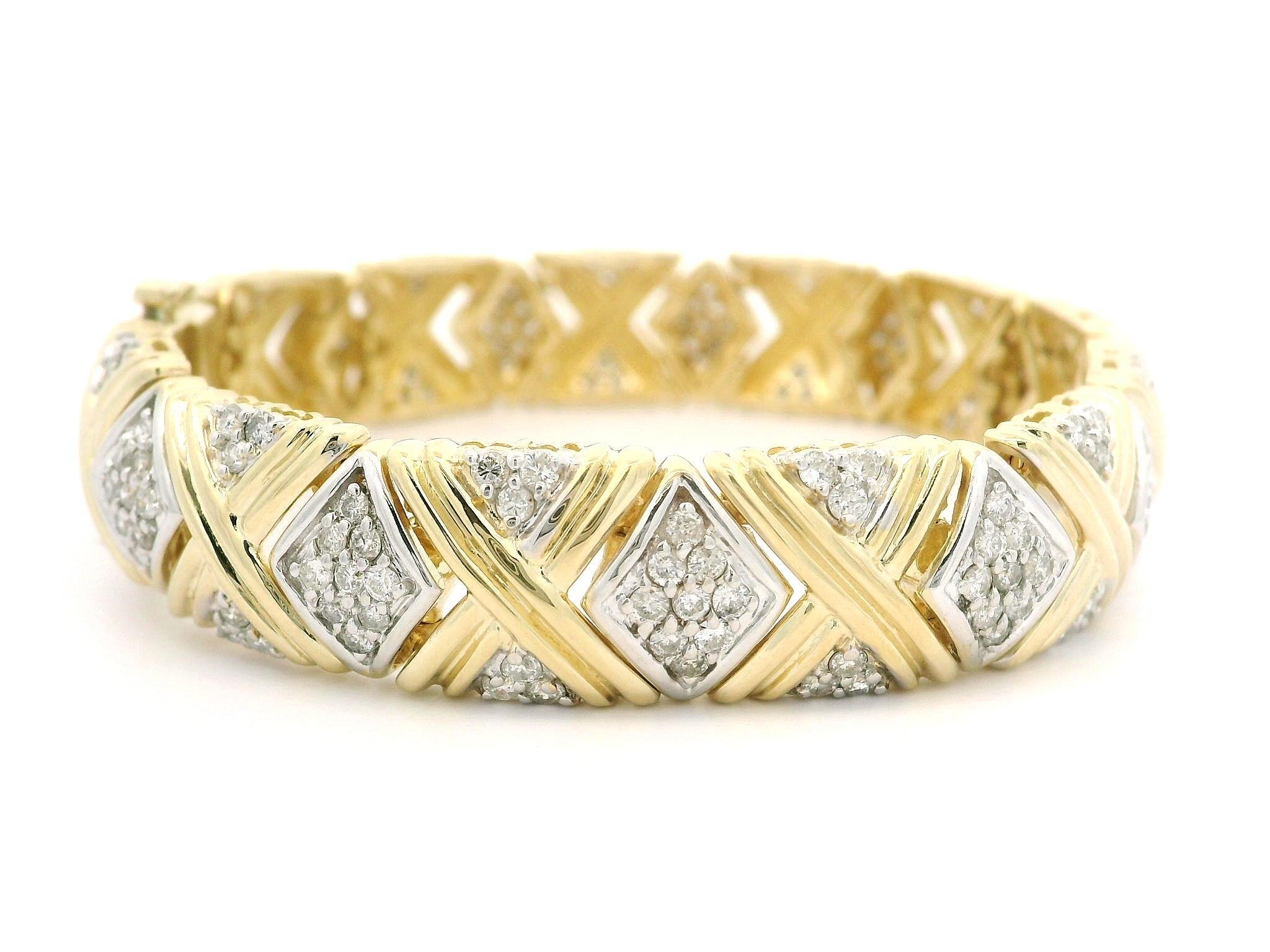 Bracelet géométrique large et rainuré en or jaune et blanc 14 carats avec diamants de 2,9 carats Excellent état - En vente à Montclair, NJ