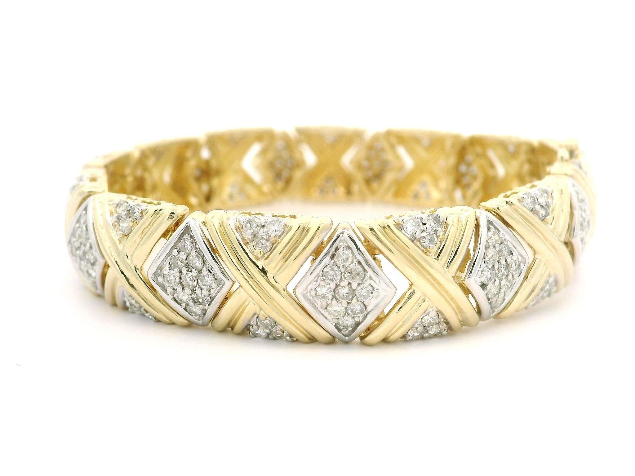 Bracelet géométrique large et rainuré en or jaune et blanc 14 carats avec diamants de 2,9 carats en vente 1