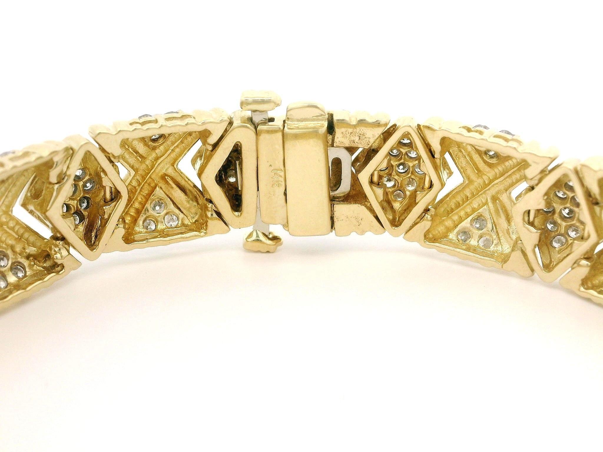Bracelet géométrique large et rainuré en or jaune et blanc 14 carats avec diamants de 2,9 carats en vente 2