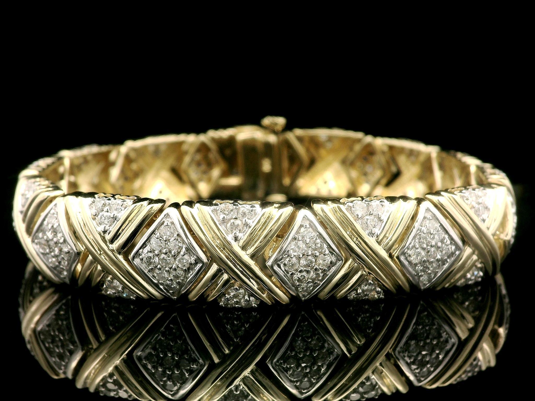 Bracelet géométrique large et rainuré en or jaune et blanc 14 carats avec diamants de 2,9 carats en vente 3