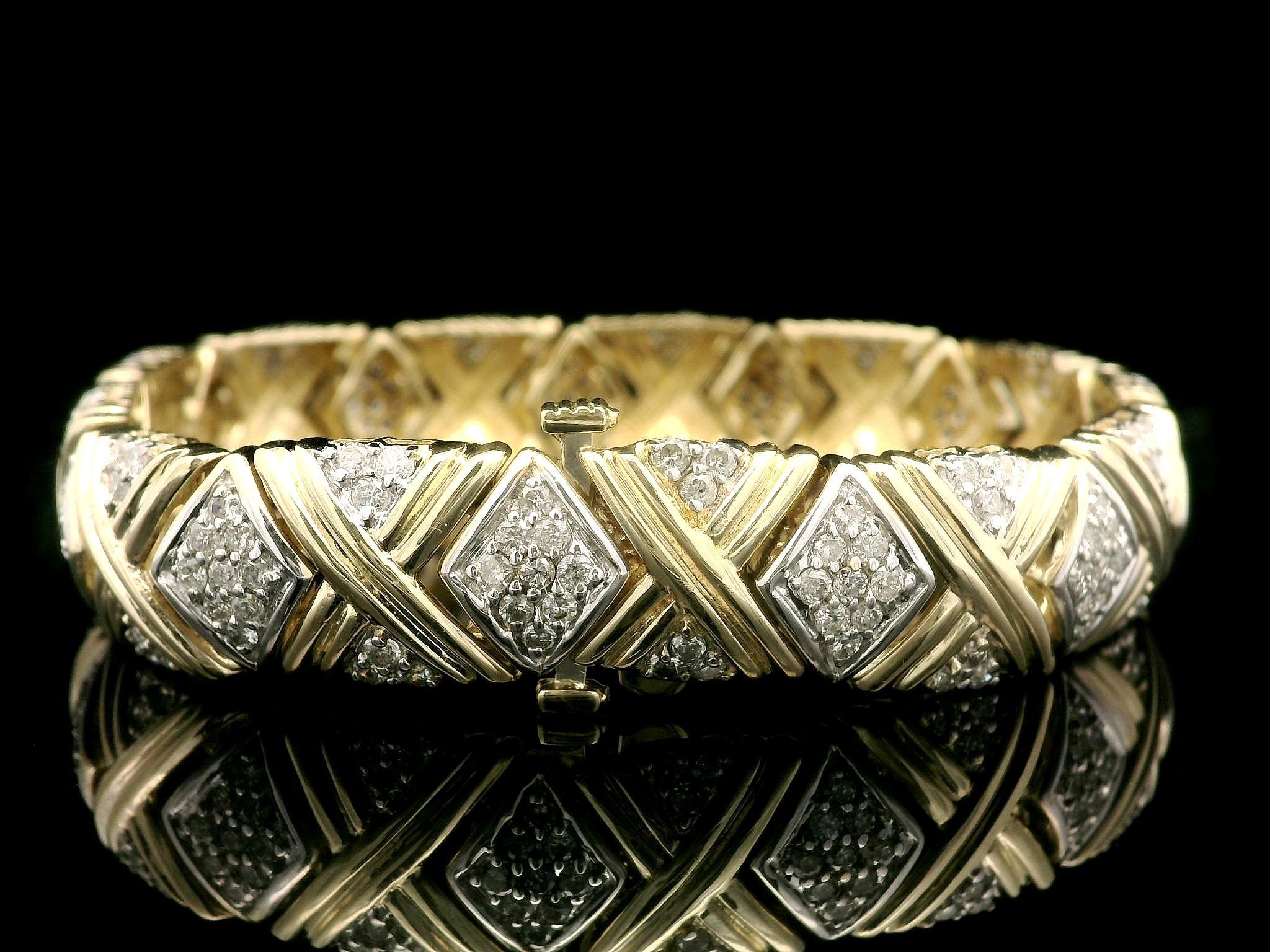 Bracelet géométrique large et rainuré en or jaune et blanc 14 carats avec diamants de 2,9 carats en vente 4