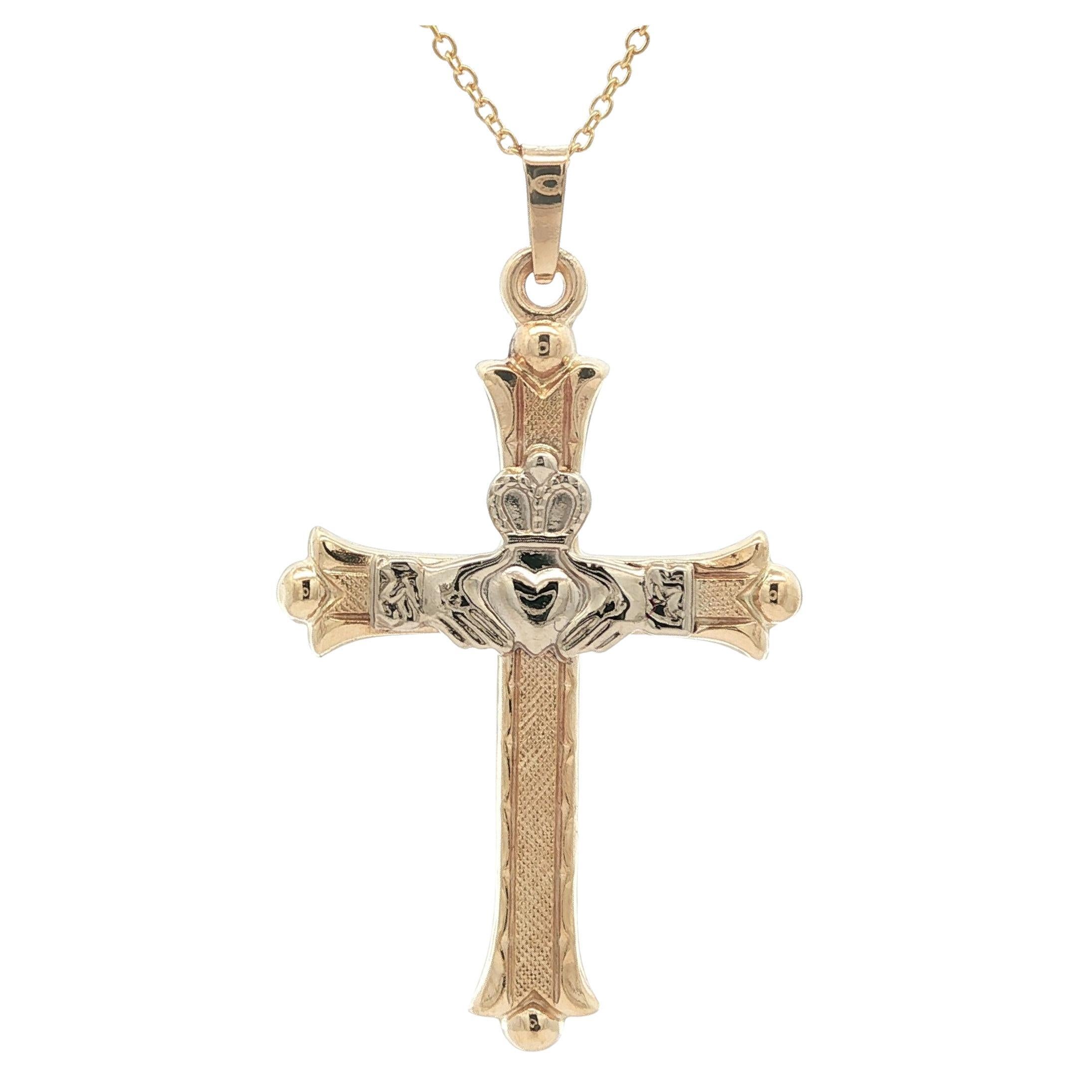Collier pendentif croix texturée Claddagh en or jaune et blanc 14k en vente