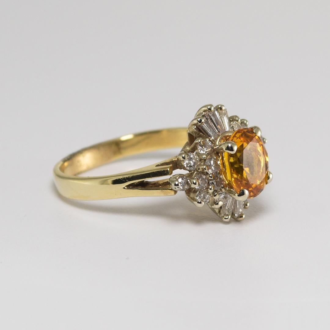 Magnifique saphir jaune d'or 14K et blanc avec accents de diamants
Poids : 4,1 grammes.
Il contient un saphir ovale solitaire de couleur jaune-orange, d'un poids en carats de 1,70, d'une très belle couleur et d'une excellente clarté.
Cette pierre