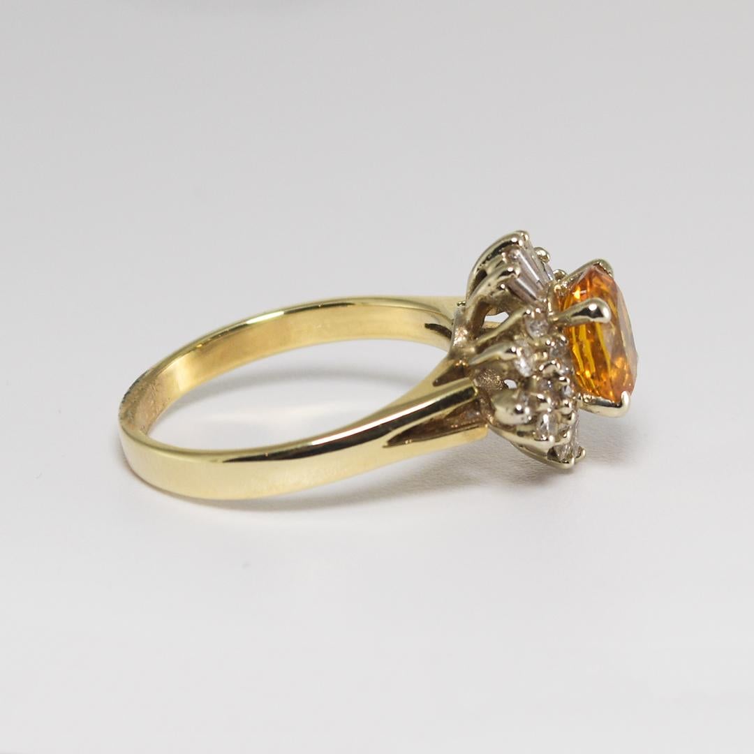 Taille ronde Bague en or jaune et blanc 14 carats, saphir jaune doré et diamants en vente