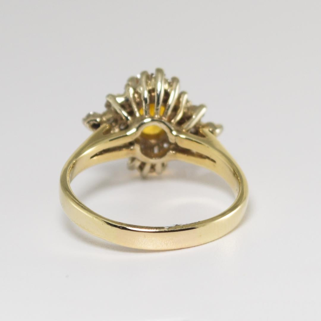 Bague en or jaune et blanc 14 carats, saphir jaune doré et diamants Excellent état - En vente à Laguna Beach, CA