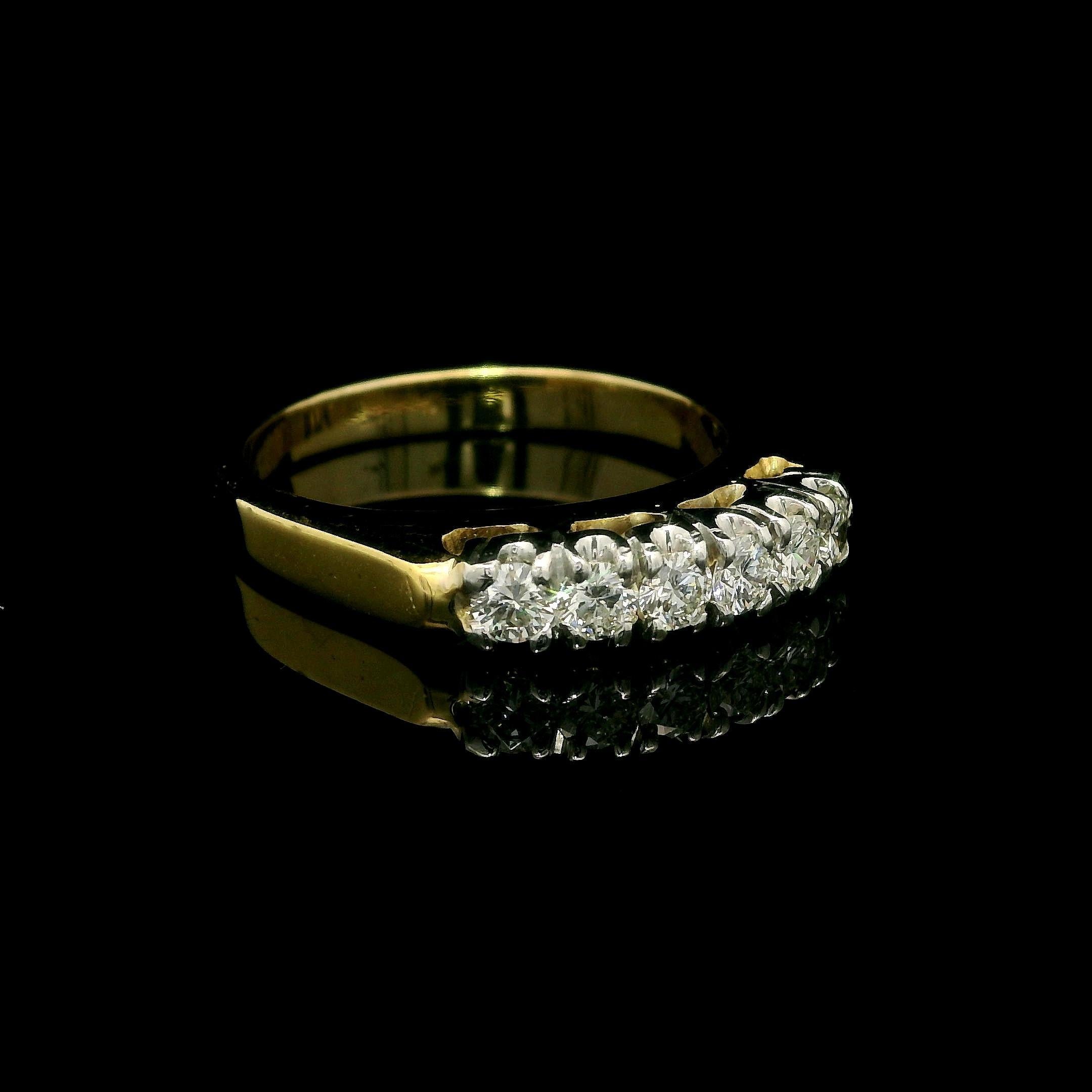 -A. Stone
(6) Diamanti naturali autentici - Taglio rotondo Brilliante - Incastonati - Colore F/G - Purezza VS1/VS2 - 0,50ctw (circa)

Materiale: Oro giallo massiccio 14k con parte superiore in oro bianco
Peso: 6.61 grammi
Misura dell'anello: 9.5